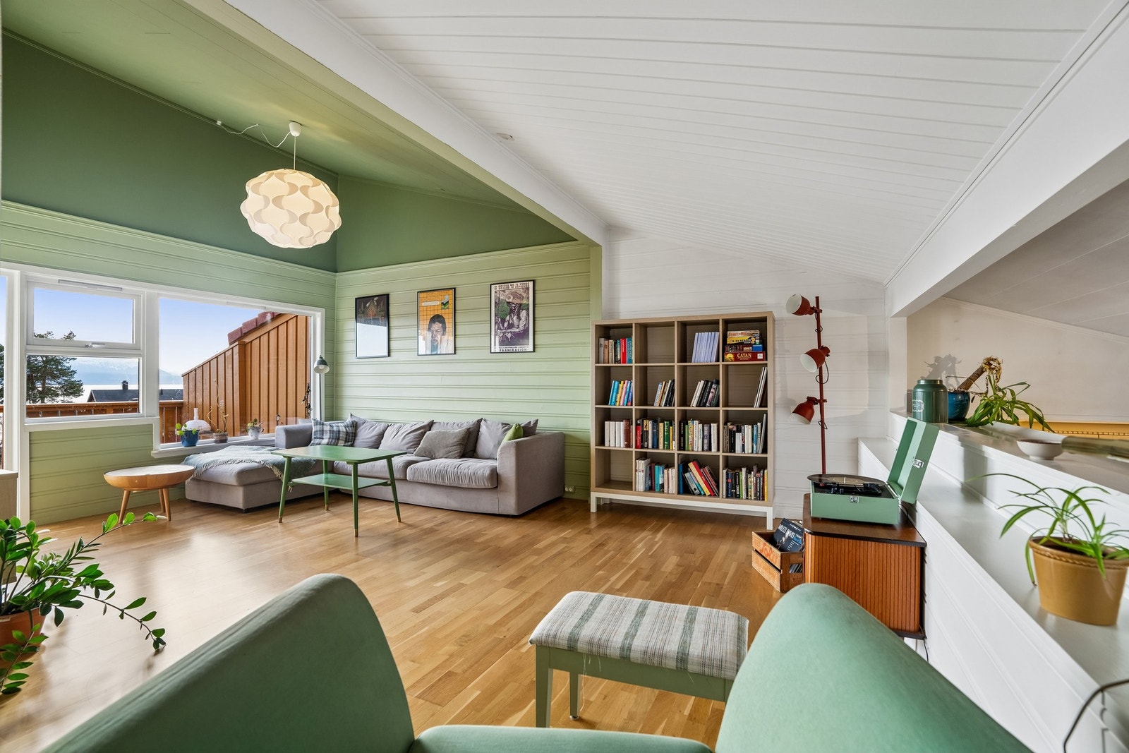 Store vindusflater slipper inn rikelig med dagslys og bidrar til en lys og åpen romfølelse. Galleribilde