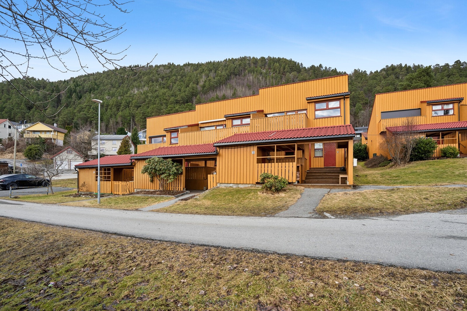 Rekkehuset ligger i Meek borettslag på Kvam, ca. 4 km vest for Molde sentrum, i et etablert og barnevennlig boligområde. Galleribilde