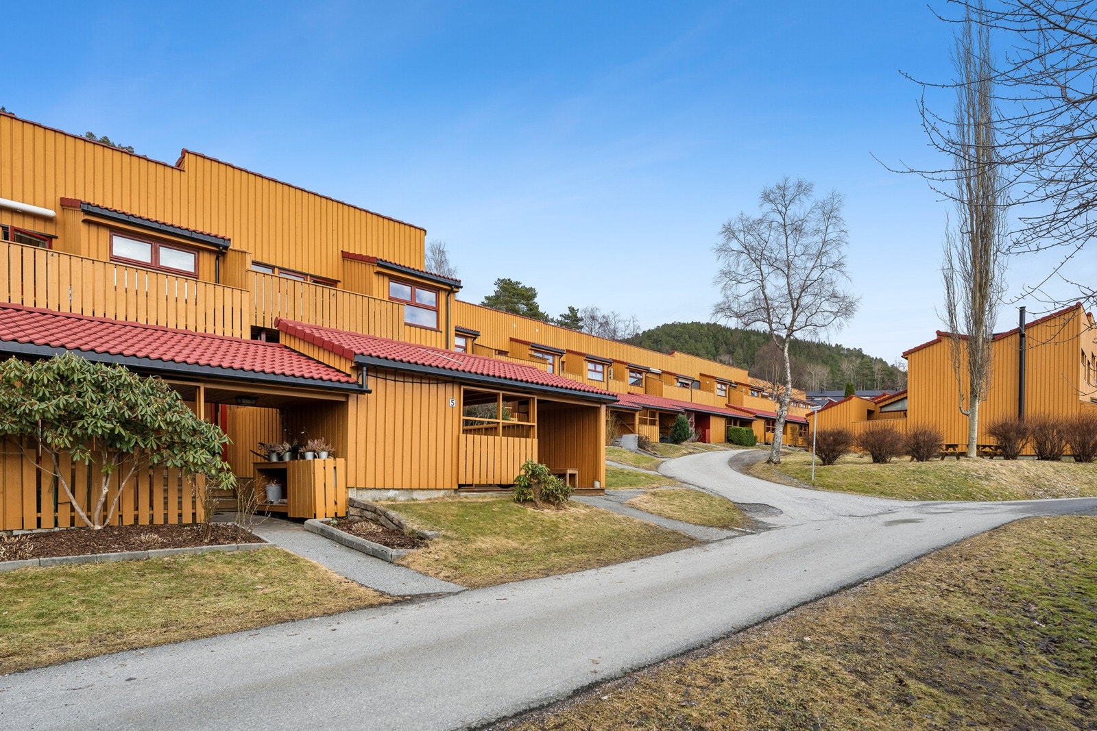 Bebyggelsen består av rekkehus med opparbeidede fellesarealer, gangstier og grønne uteområder mellom boligene. Galleribilde
