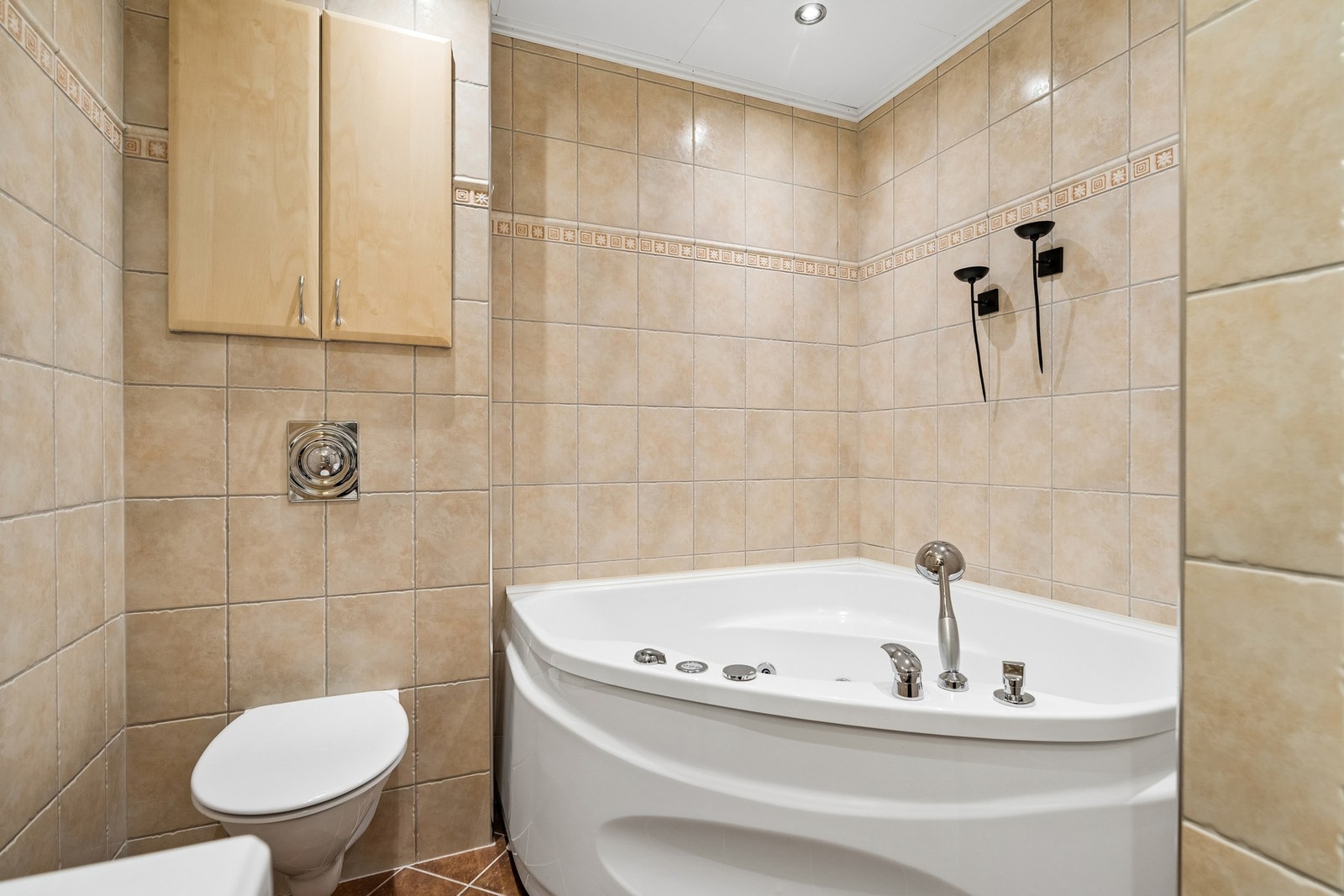 Badet har dusjløsning og opplegg for vaskemaskin. Galleribilde
