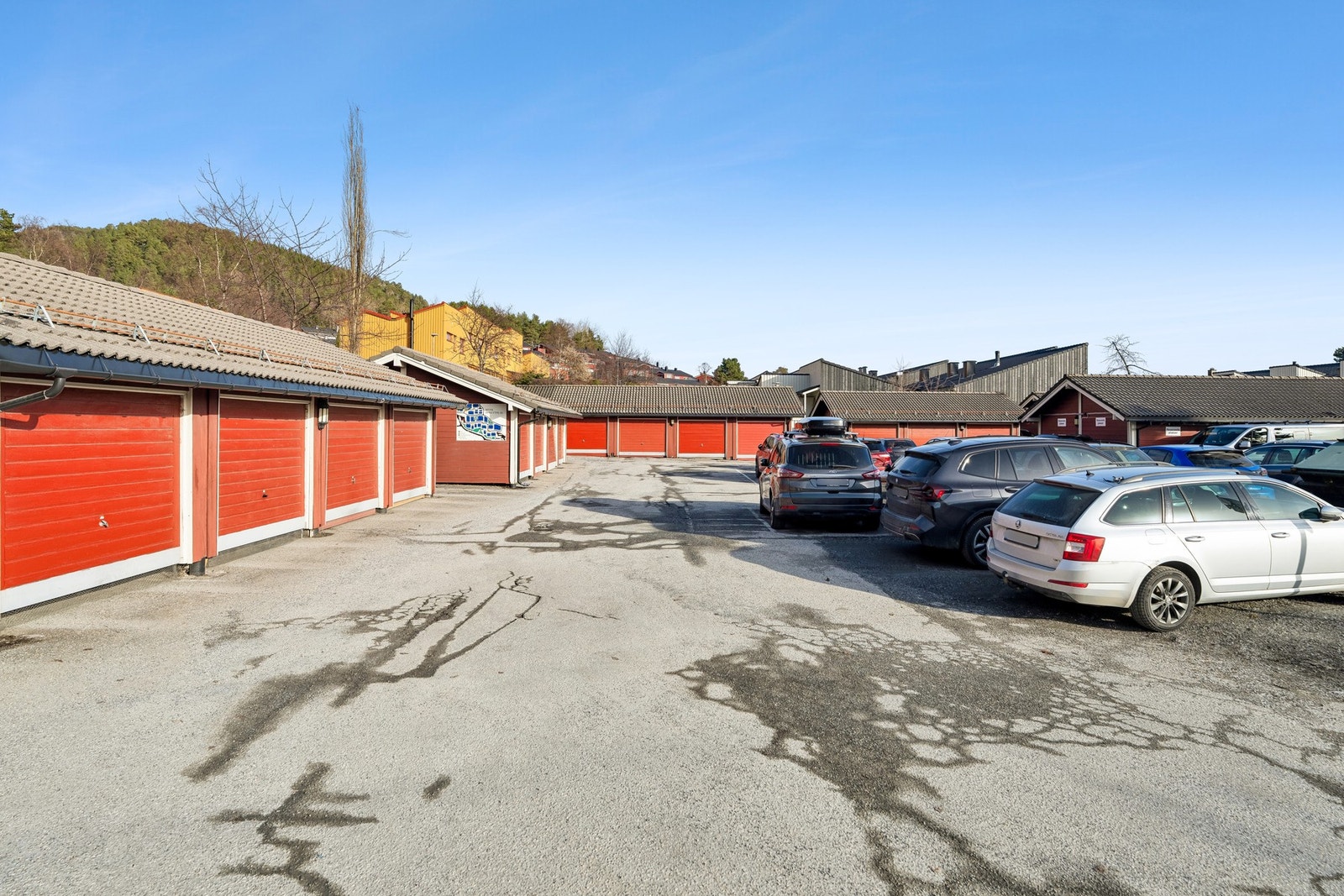 Borettslaget har opparbeidede uteområder med interne gangveier, plenarealer og lekeplasser mellom boligene. Det er også tilrettelagt for blant annet elbillading. Galleribilde