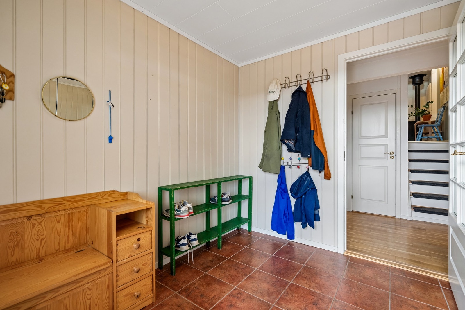 Entré/vindfang med plass til oppbevaring av yttertøy og sko. Galleribilde