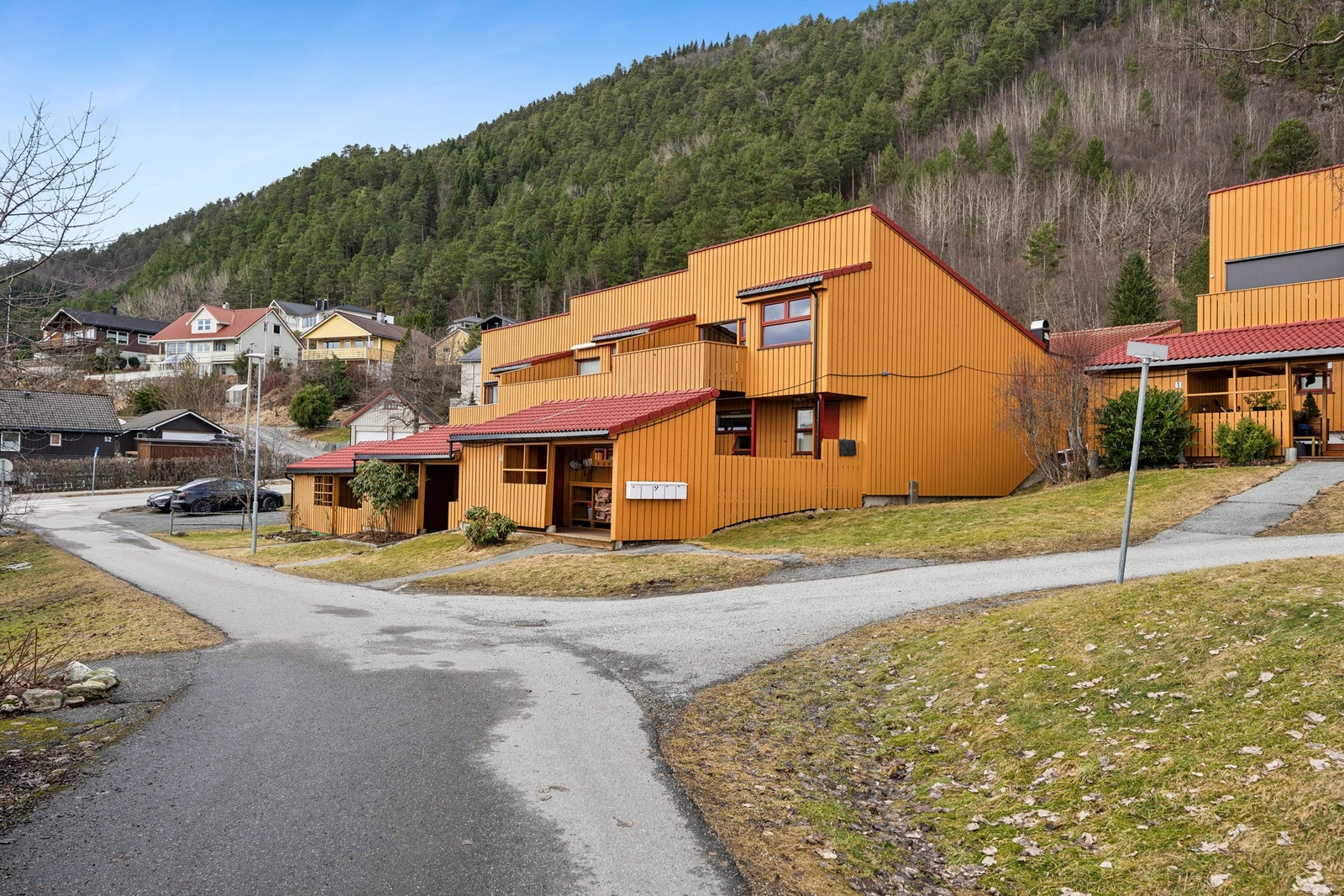 Fra området er det kort gangavstand til skole, barnehage, dagligvarebutikk og gode kollektivforbindelser. Galleribilde