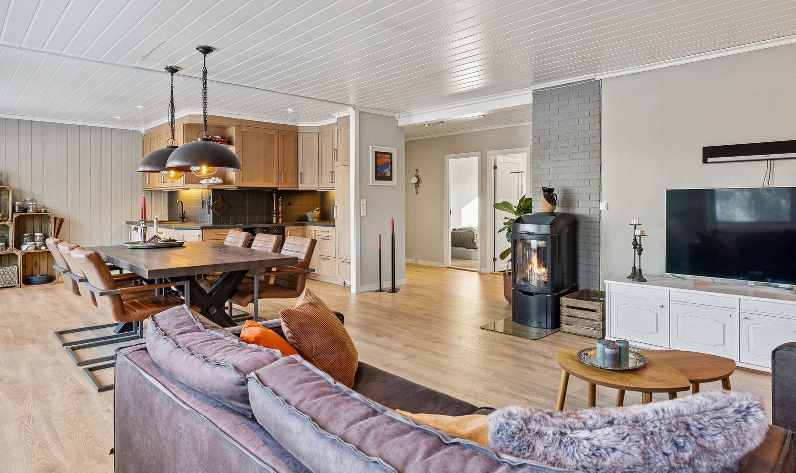 Åpen kjøkkenløsning sett fra stuen. Galleribilde