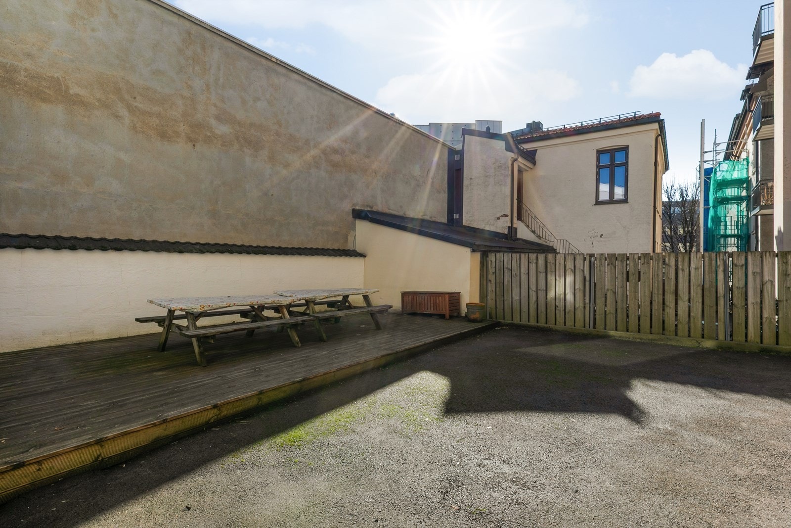 Hyggelig bakgård med sittegrupper. Nyt varme dager her ute! Galleribilde