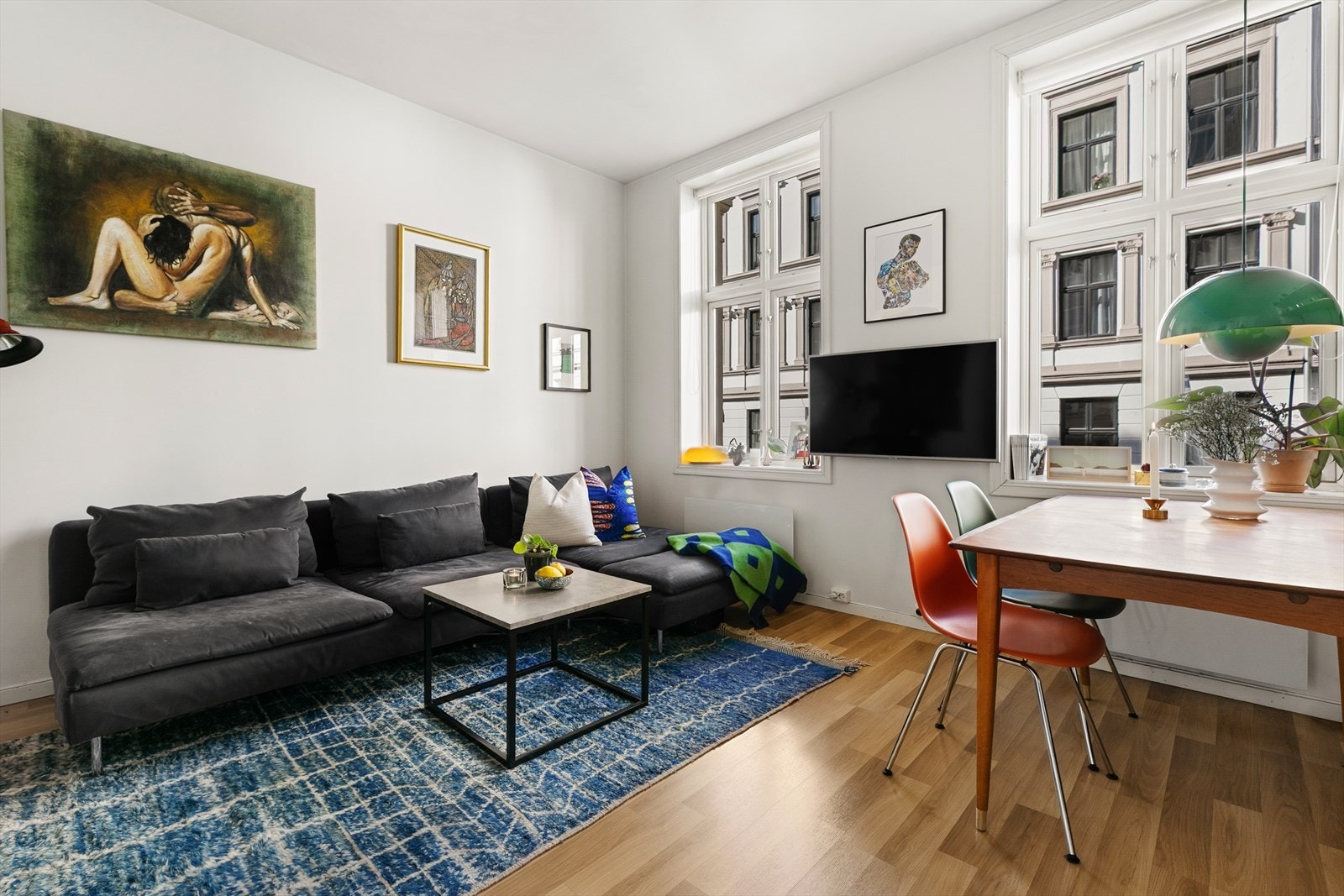 Det sosiale oppholdsrommet er lyst og innbydende med god plass til sofagruppe, bord og TV-benk. Galleribilde
