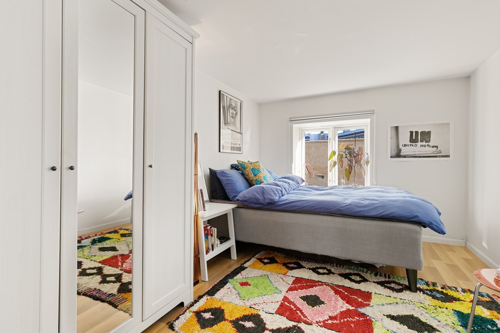 Lyst og innbydende rom med plass til dobbeltseng og nattbord. Stort vindu med dyp karm gir masse naturlig lys og luft. Galleribilde