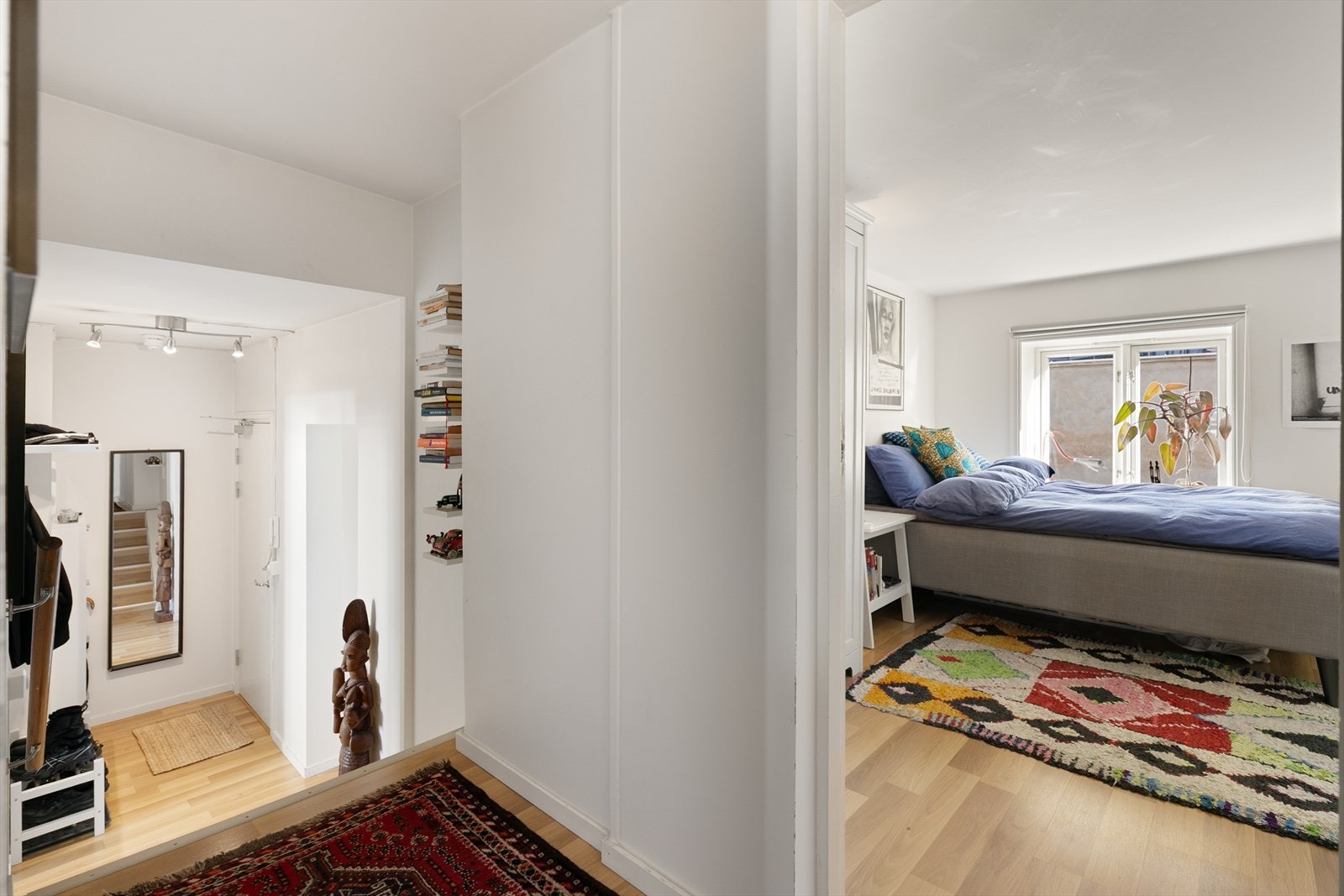 Fra gangen er det adkomst til to innredede rom som i dag benyttes som soverom. Rommene er ikke godkjent som rom for varlig opphold grunnet for lav takhøyde (2m). Galleribilde