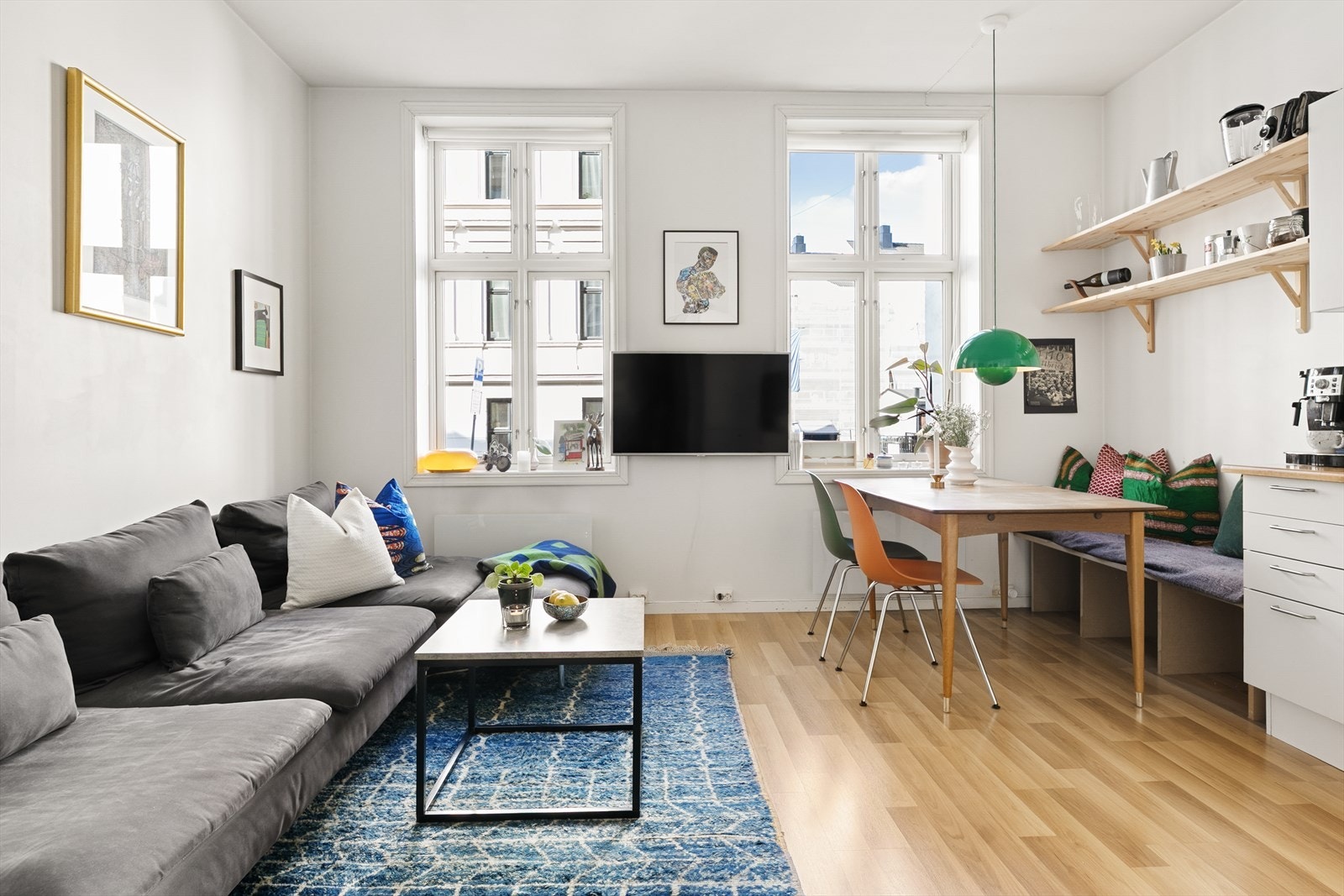 Store vinduer og svært god takhøyde sikrer rikelig med lys og luft i rommet. Galleribilde