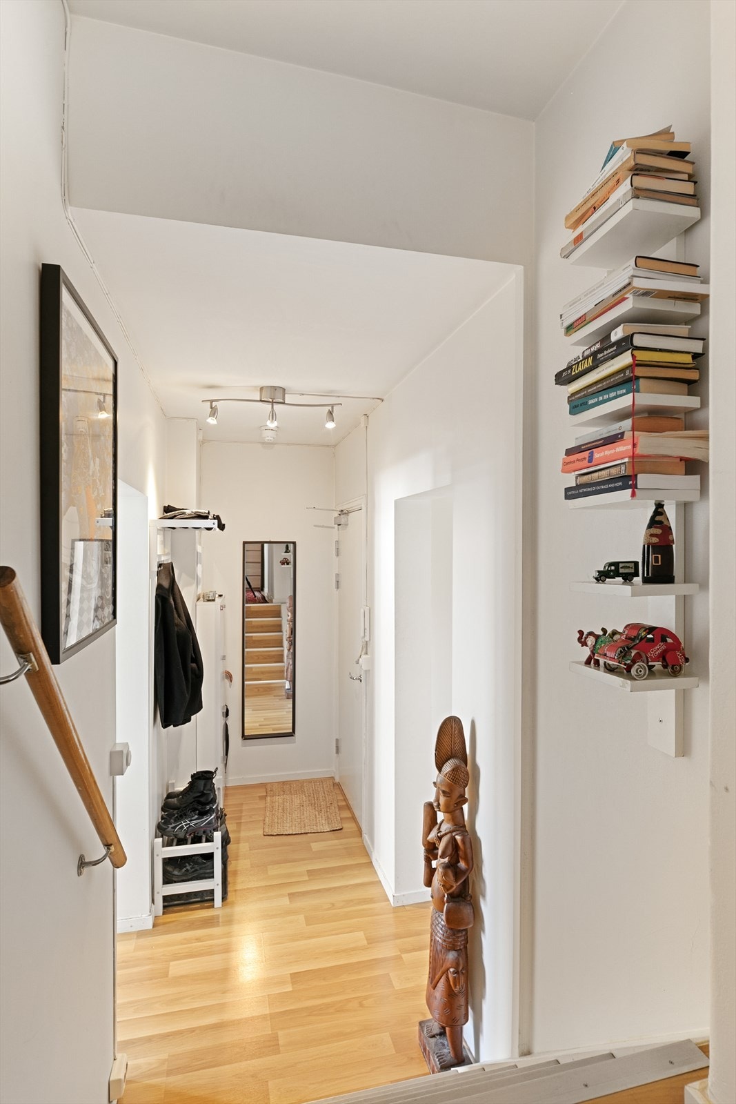 Gangen er det naturlige bindeleddet mellom alle rom i boligen. Galleribilde