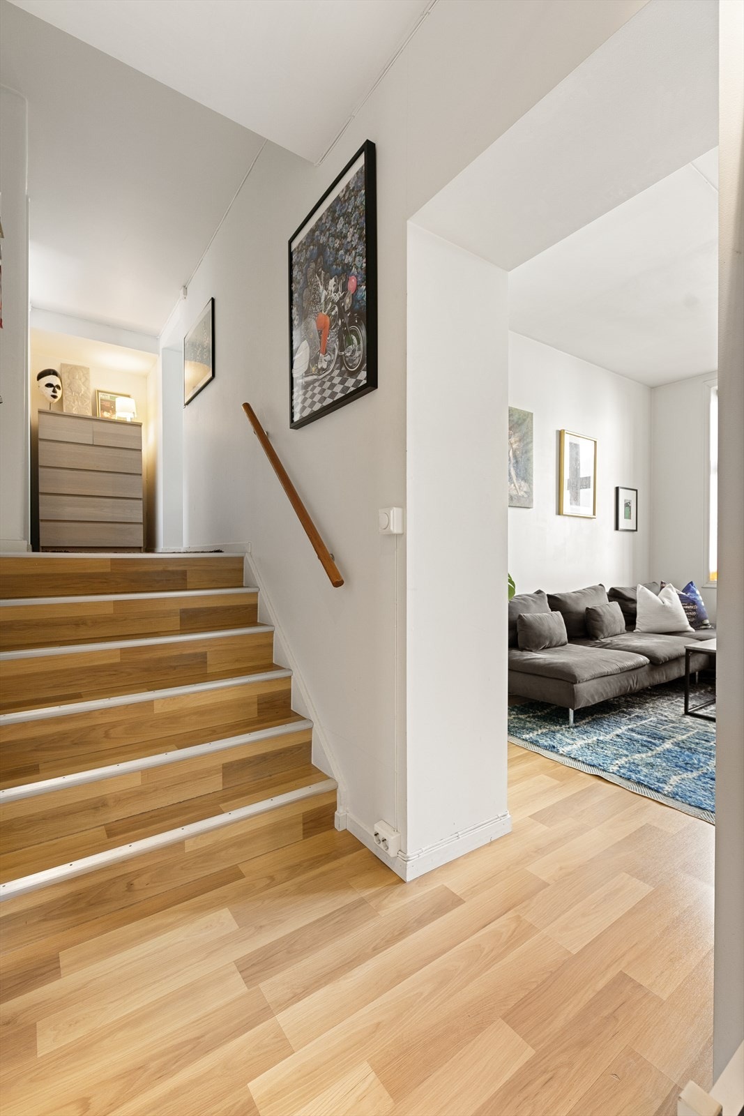 Fra gangen er det trapperom opp til soveavdelingen! Legg merke til alle rette linjer som gir et moderne preg på boligen. Galleribilde