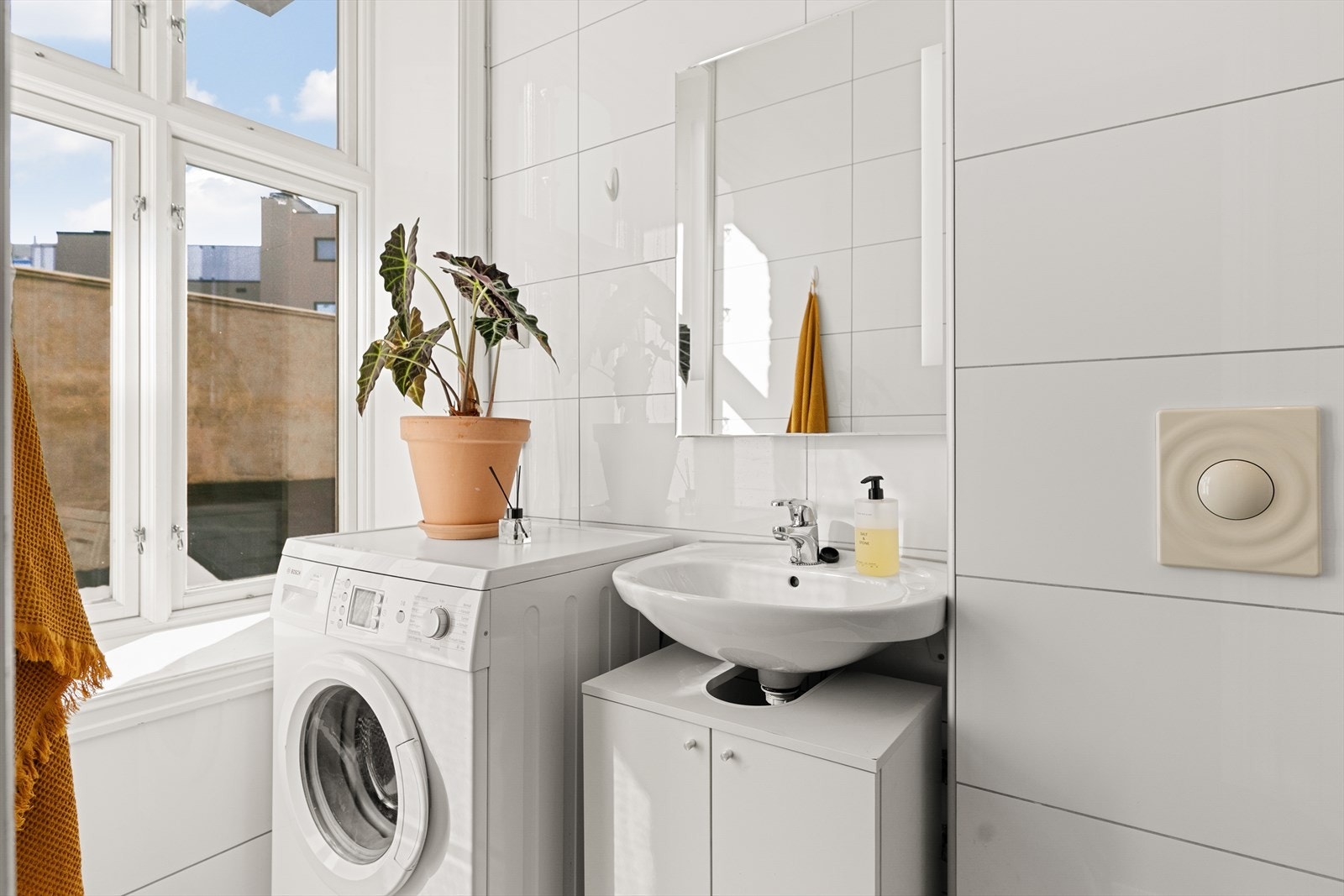 Badet er fra 2010, men ble i 2025 oppgradert med nye gulvfliser og varmekabler. Galleribilde
