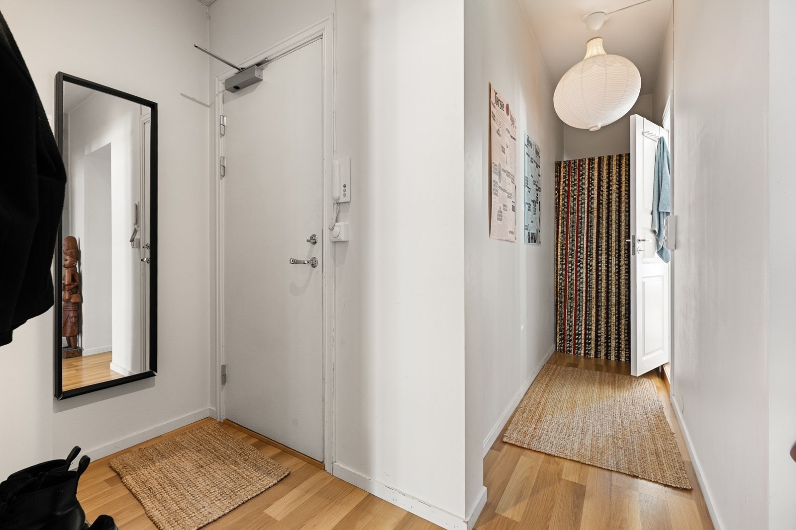 Gangen er romslig med plass til yttertøy og sko. I enden av gangen er det praktisk oppbevaringsplass. Galleribilde
