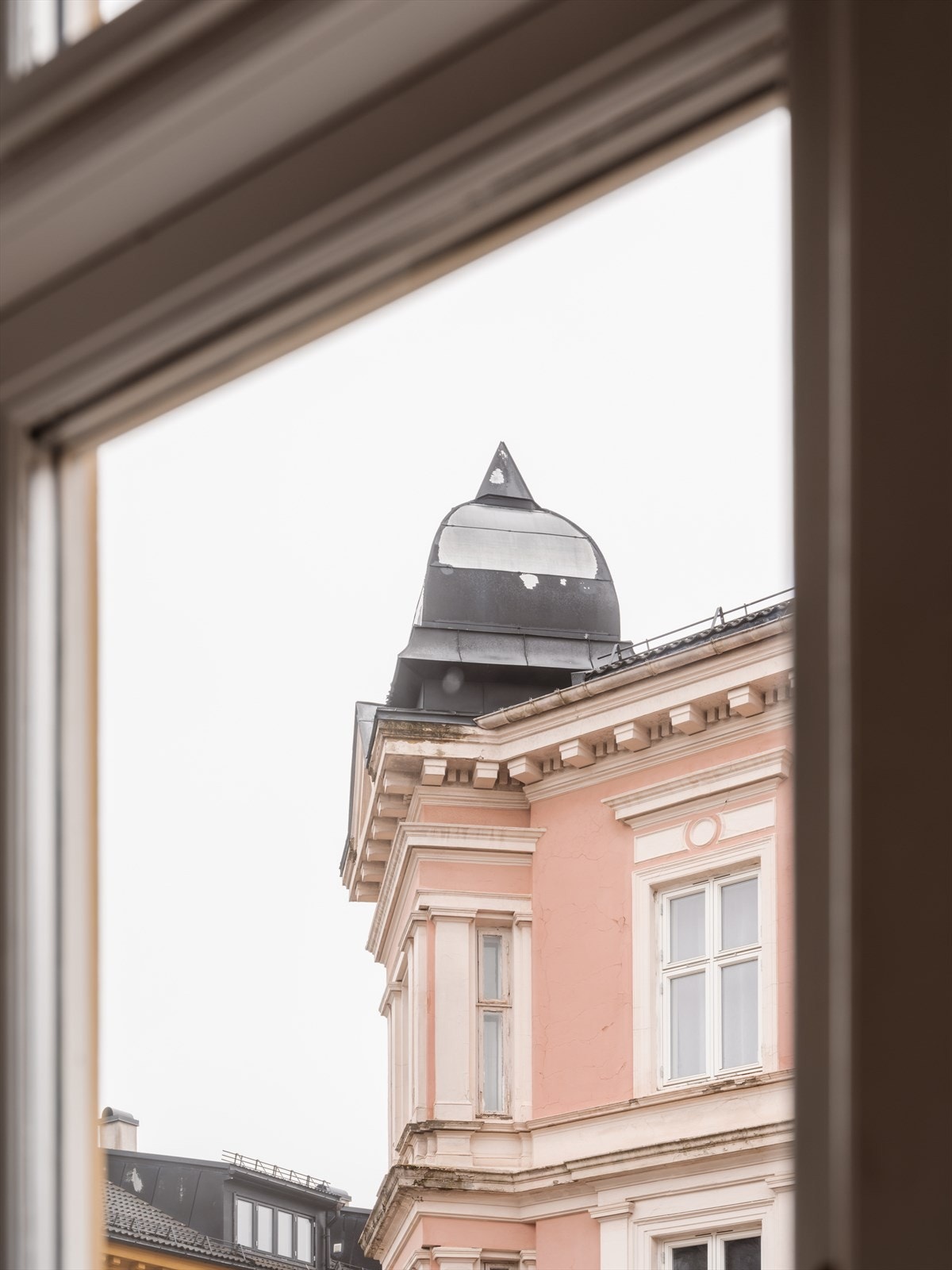 Utsikt mot nabolagets sjarmerende og klassiske bygårdsarkitektur. Galleribilde