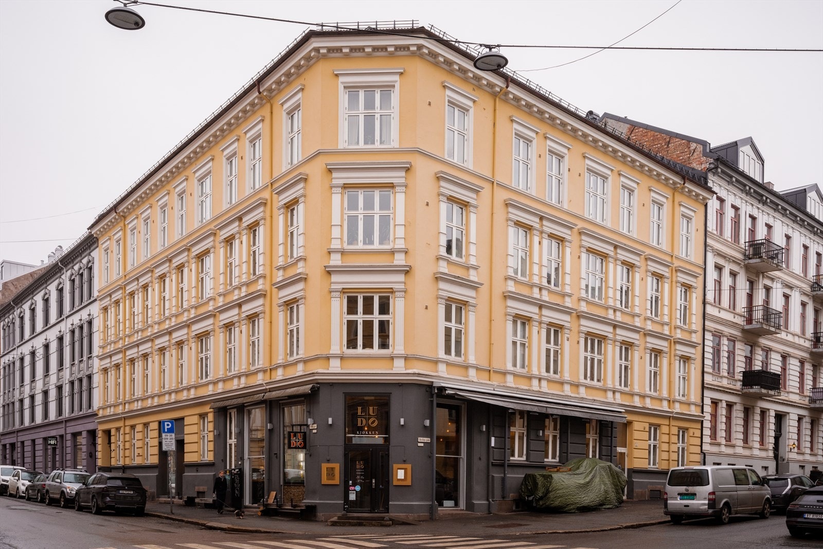 Leiligheten ligger i 2.etg i en klassisk bygård fra 1893, sentralt på Majorstuen. Galleribilde