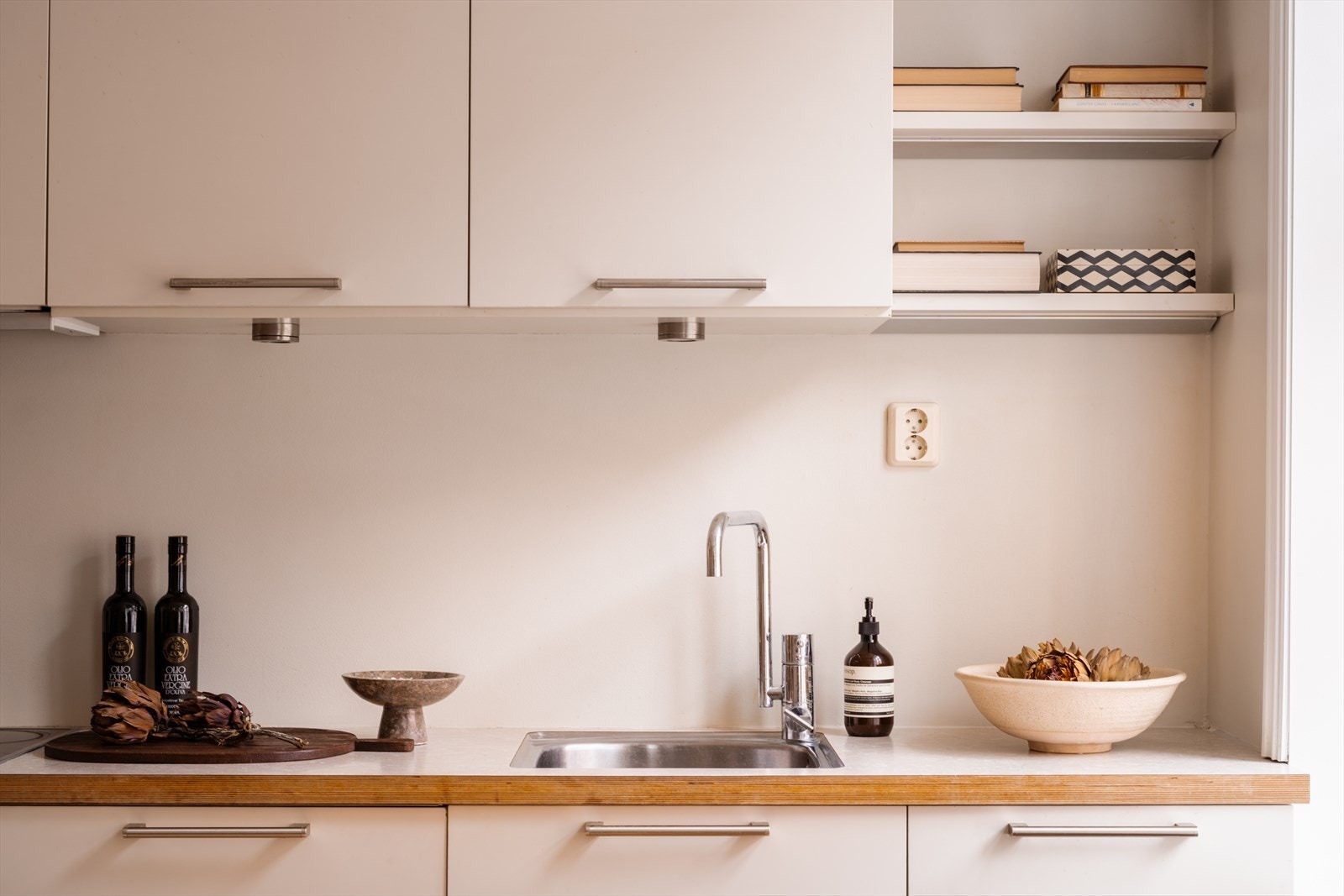 Godt med skapplass og praktiske, åpne hyller gir funksjonelle oppbevaringsløsninger på kjøkkenet. Galleribilde