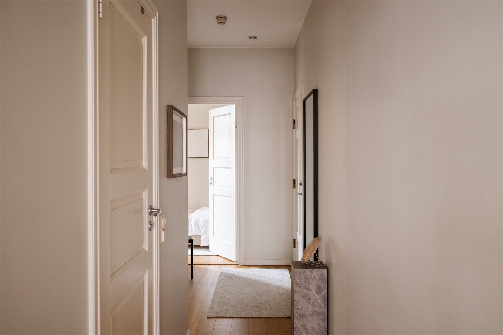 Lys og innbydende entré med en generøs takhøyde på 2,77 meter som gir en luftig og romslig atmosfære allerede ved ankomst. Galleribilde