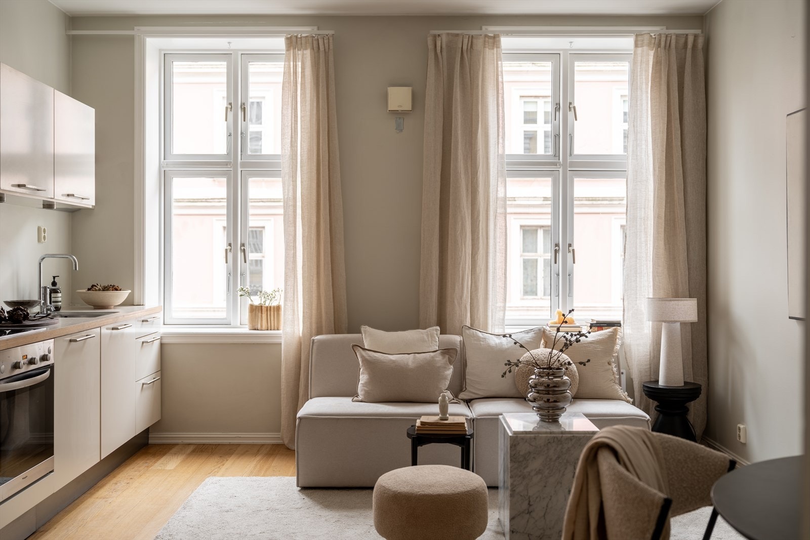 Boligen fremstår helhetlig og delikat, med vegger malt i behagelige nyanser og gjennomgående 1-stavs parkett. Galleribilde