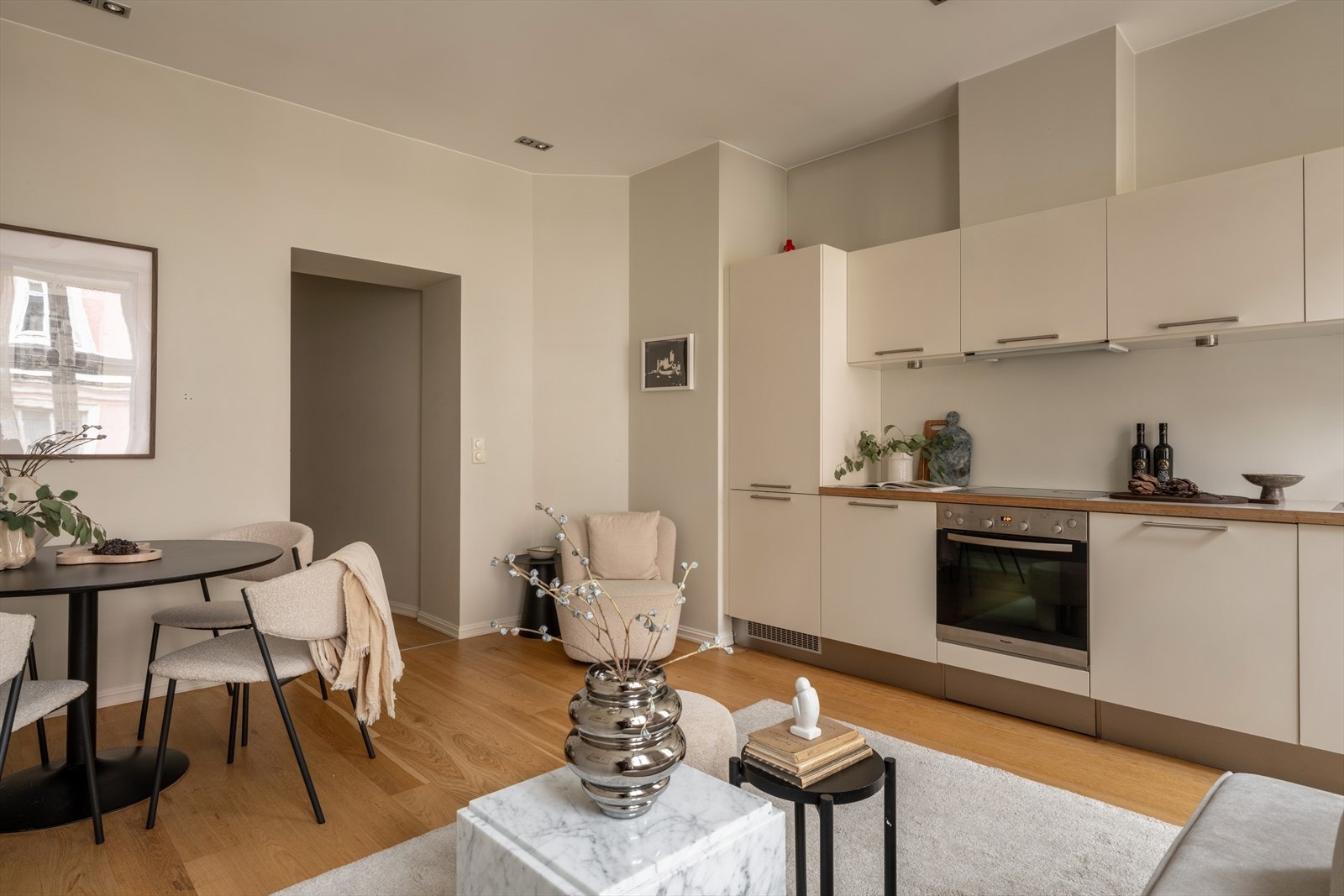 Den åpne planløsningen gir god plass til både sofagruppe og et eget spisebord. Galleribilde