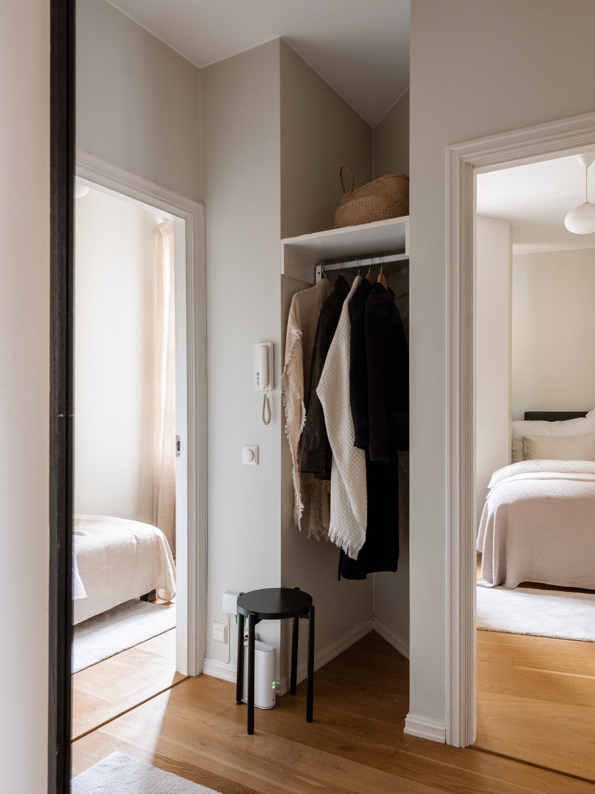 En praktisk garderobenisje i gangen gir god plass til oppbevaring av yttertøy og sko. Galleribilde