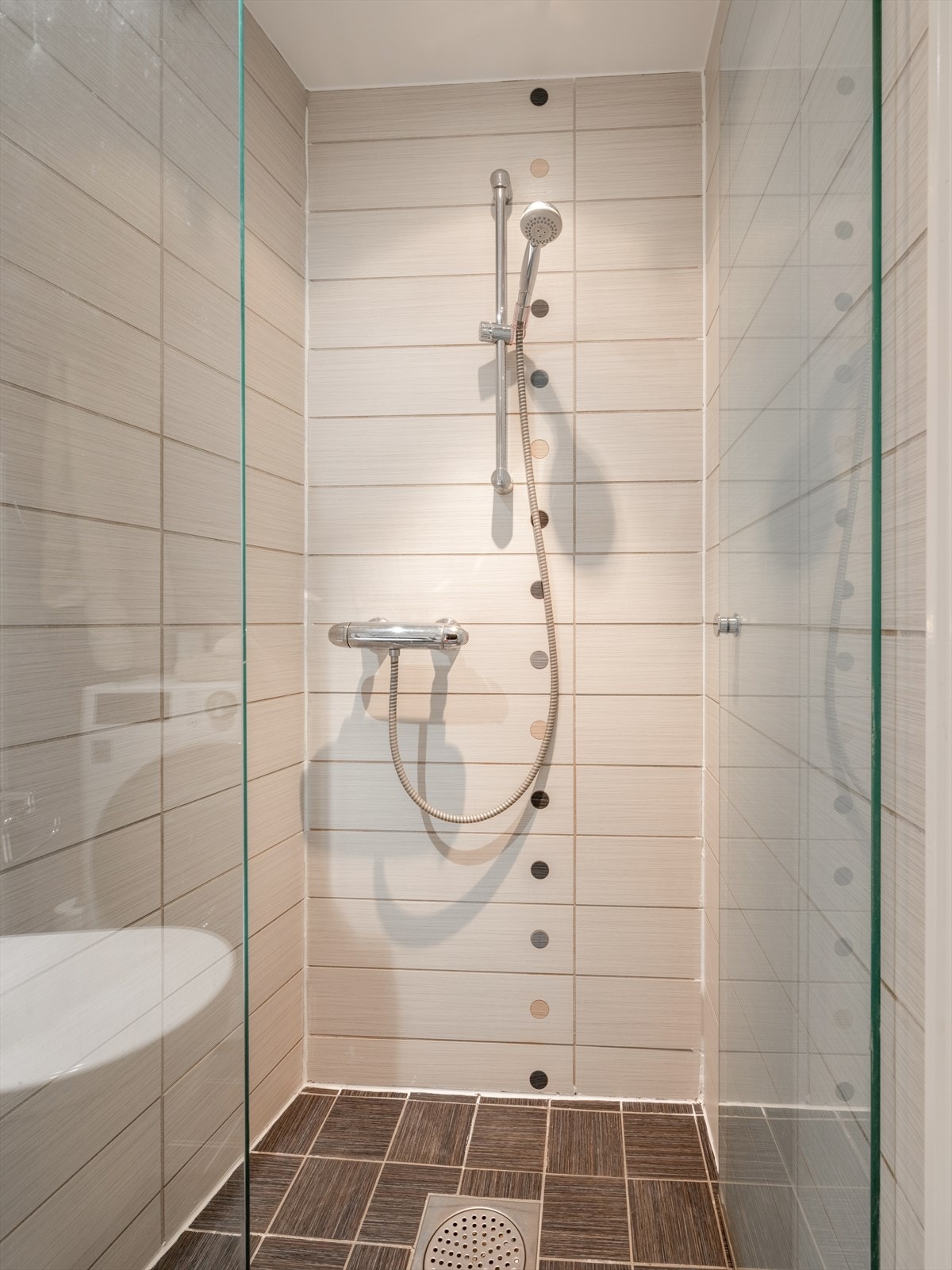 Dusjhjørnet har svingbare glassdører som utnytter plassen effektivt. Galleribilde