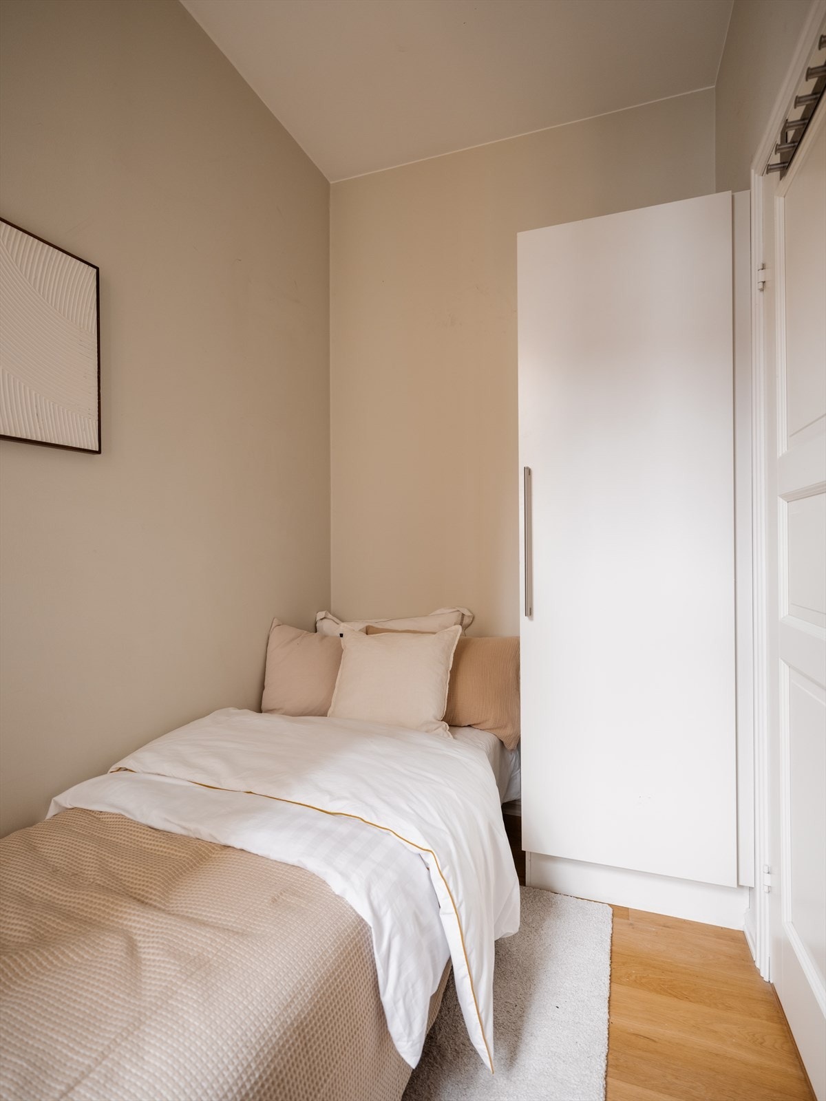 Det andre soverommet er fleksibelt og egner seg godt som barnerom, gjesterom eller hjemmekontor. Galleribilde