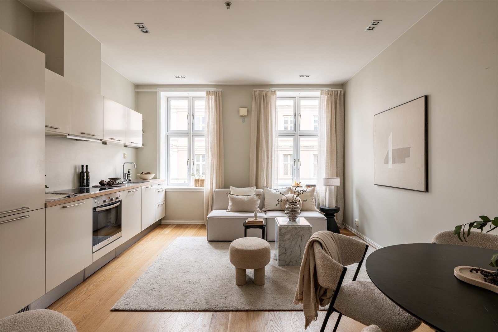 Leilighetens sosiale sone er stuen med åpen kjøkkenløsning. Takhøyden på 2,83 meter gir en luftig og åpen atmosfære. Galleribilde