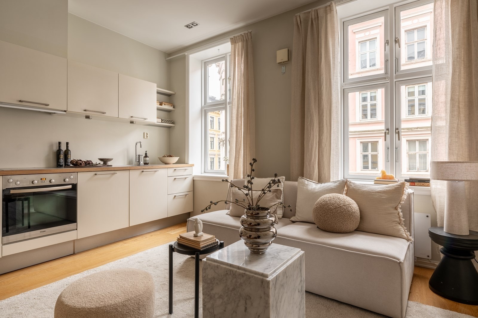 Kjøkkeninnredningen fra HTH har glatte fronter og integrerte hvitevarer, inkludert stekeovn, platetopp, oppvaskmaskin og kjøl/frys. Galleribilde