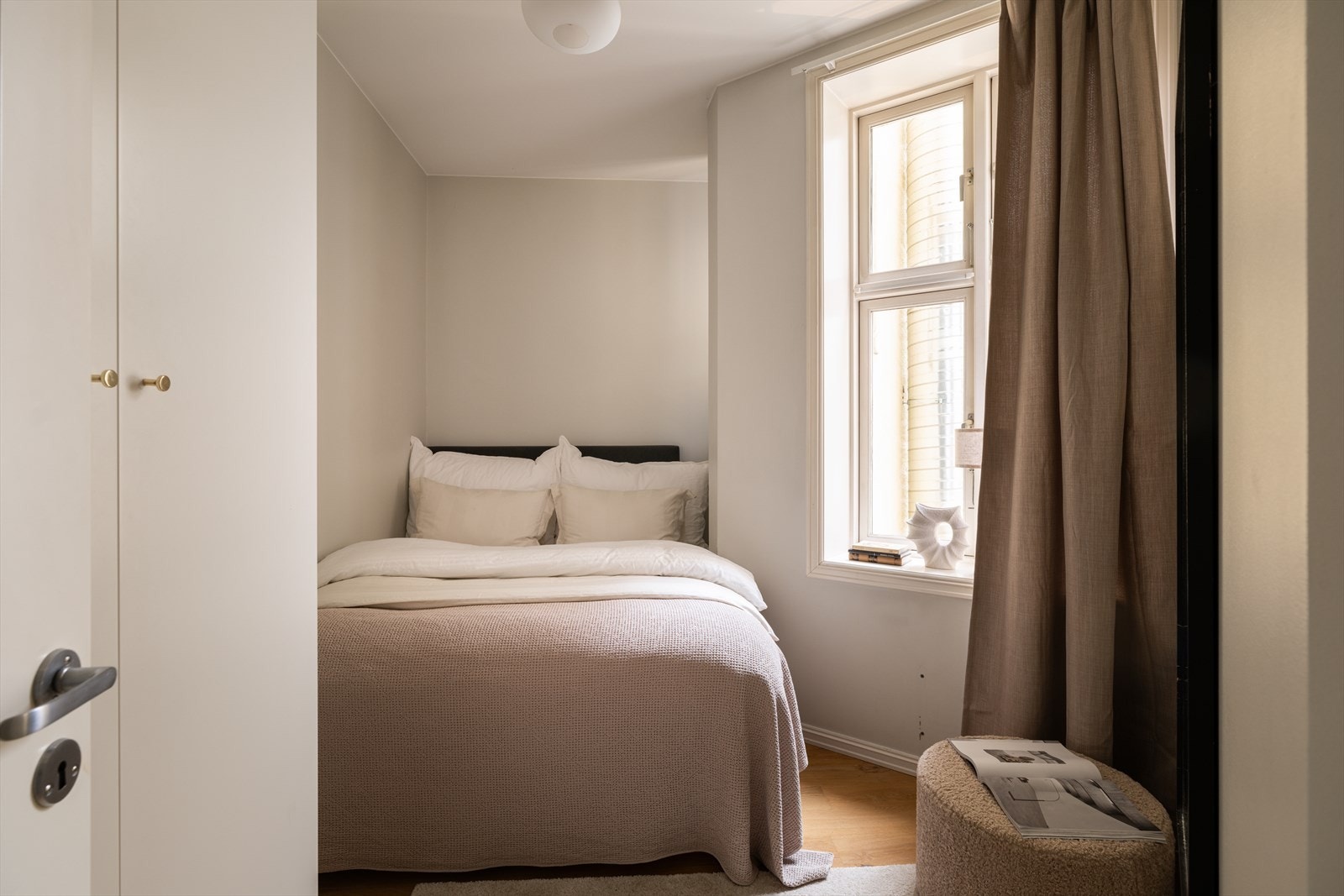 Leiligheten har to soverom. Dette rommet har plass til seng og garderobeløsning. Galleribilde