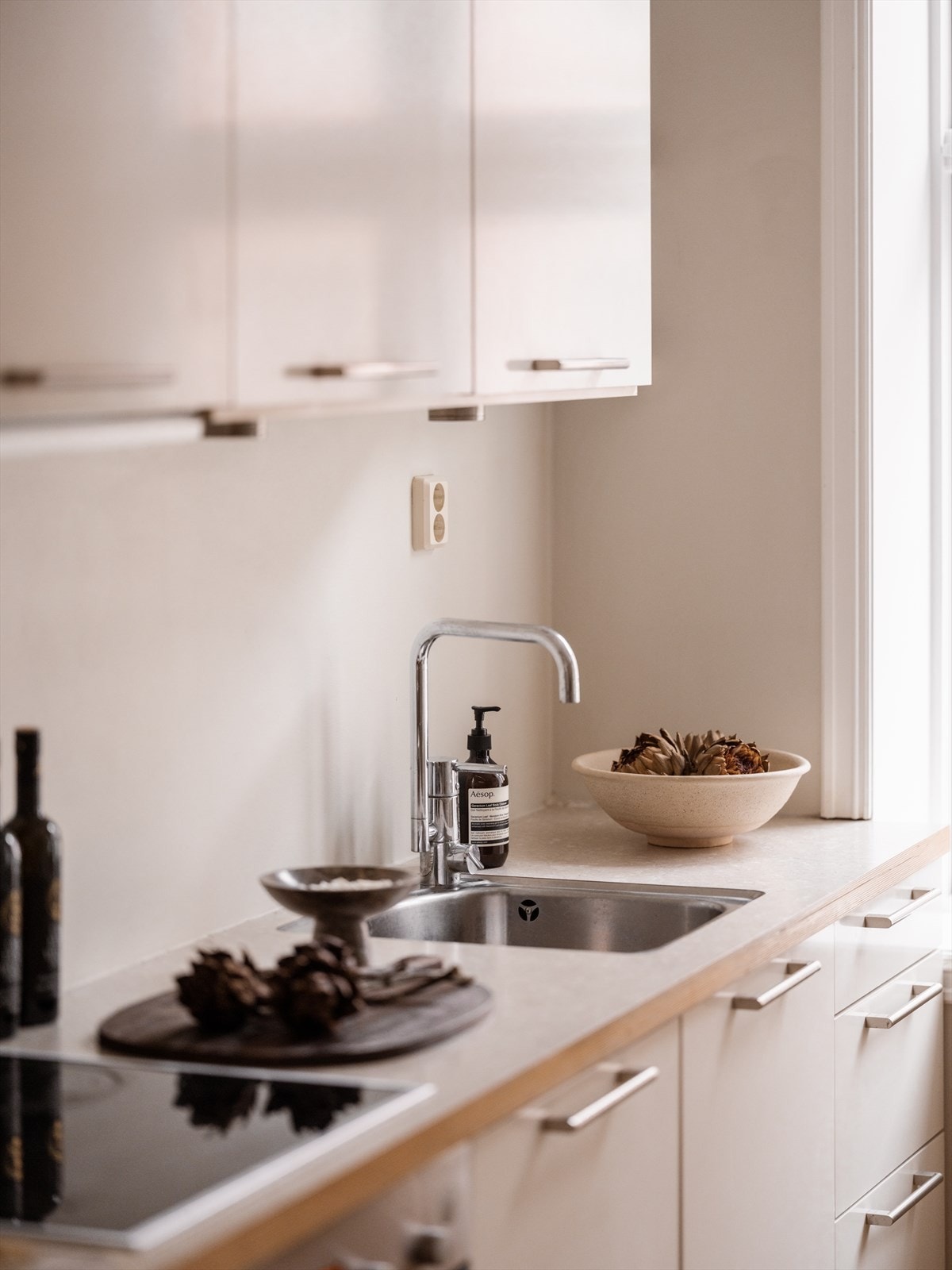 Laminatbenkeplaten er praktisk og slitesterk, og den planlimte vaskekummen bidrar til et helhetlig og ryddig design. Galleribilde