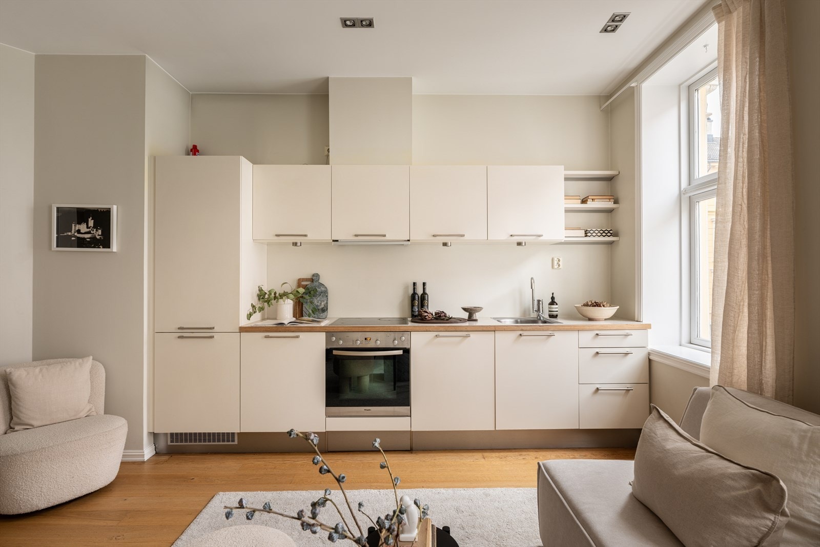 Dette er en leilighet i en klassisk bygård fra 1893, med moderne innslag av god kvalitet. Galleribilde