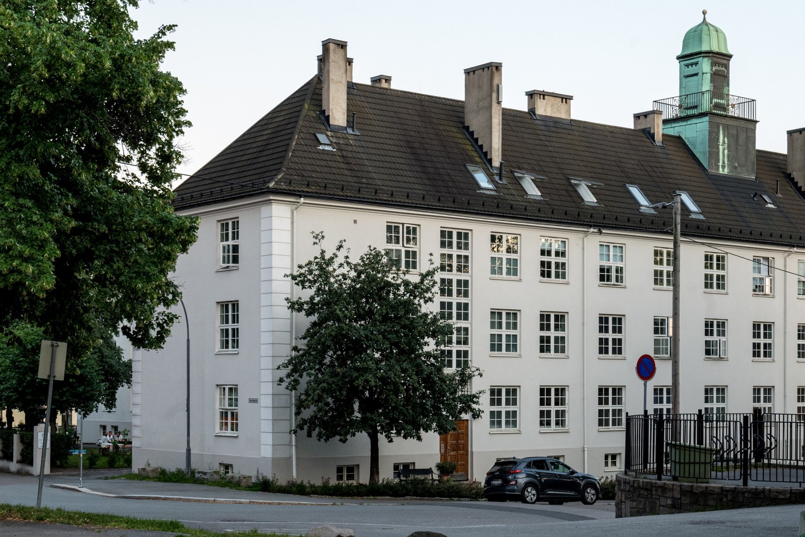 Oslos kanskje hyggeligste borettslag, preges av vakker arkitektur, idylliske forhager og et pent opparbeidet indre gårdsrom. Galleribilde