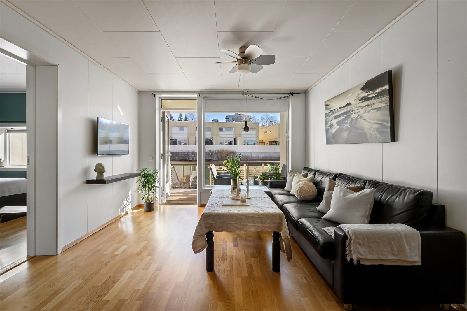 Innvendig møtes du av en luftig atmosfære og et moderne preg. Bygget er fra 2006 og holder generelt god standard. Galleribilde