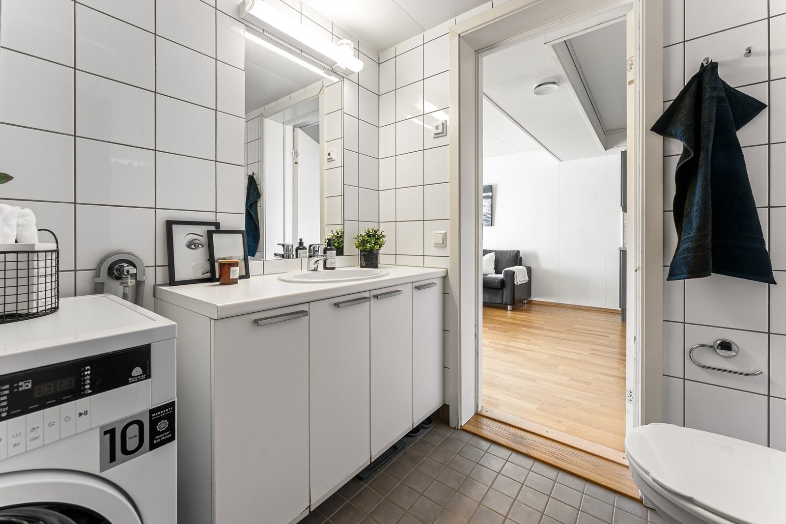 Baderomsinnredning består av benkeskap med glatte fronter. Galleribilde