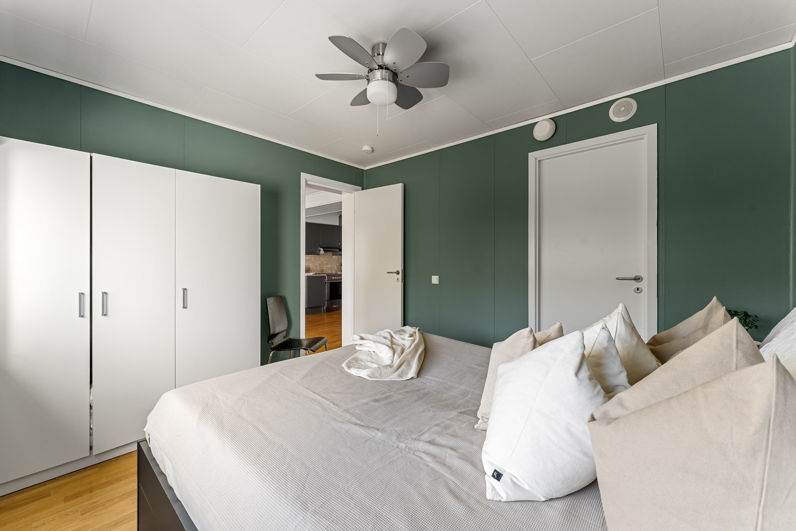 Fra hovedsoverommet har du adkomst til en praktisk innvendig bod/walk-in closet for ekstra lagringsplass. Galleribilde