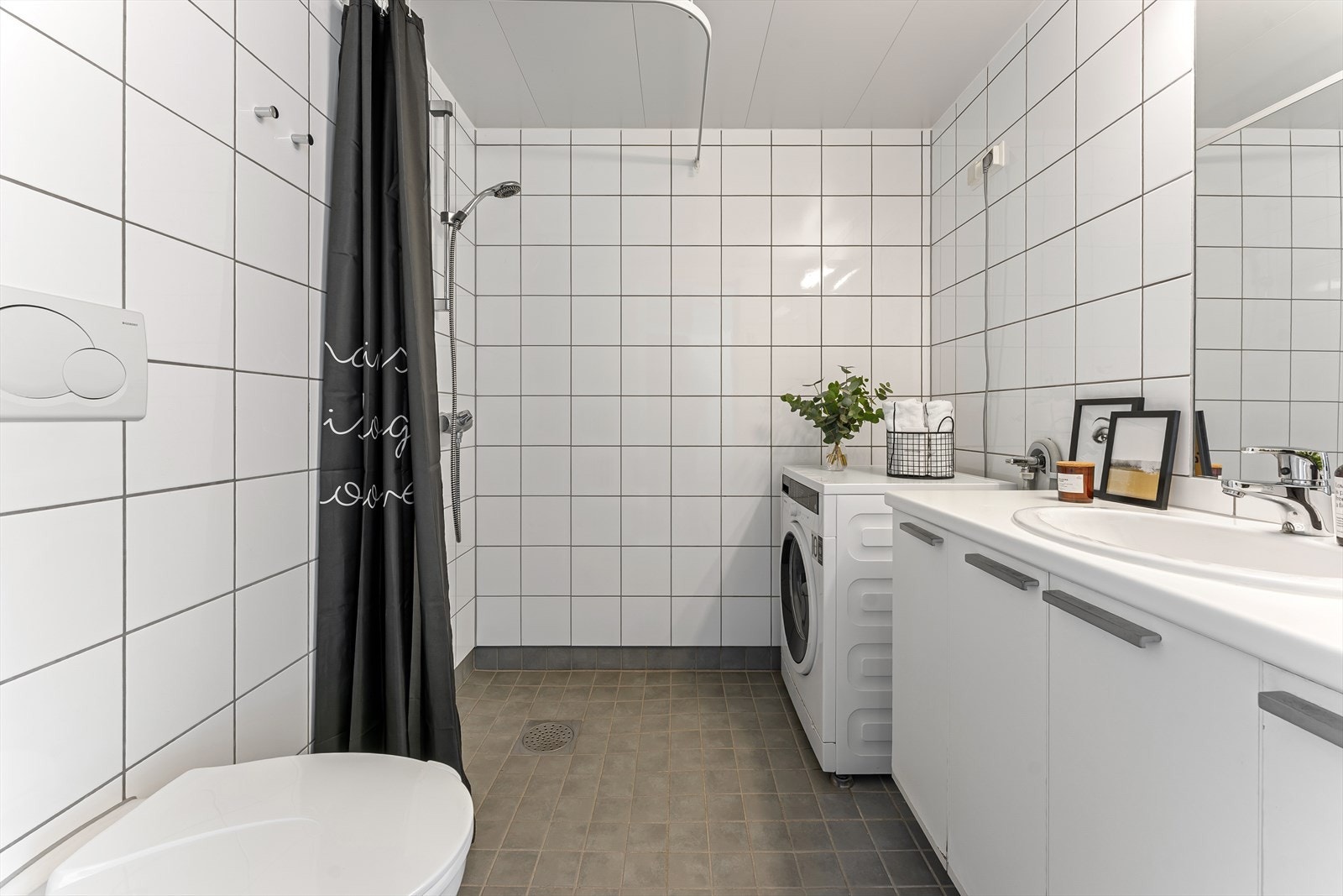 Romslig bad med flislagte overflater og varmekabler i gulv. Galleribilde