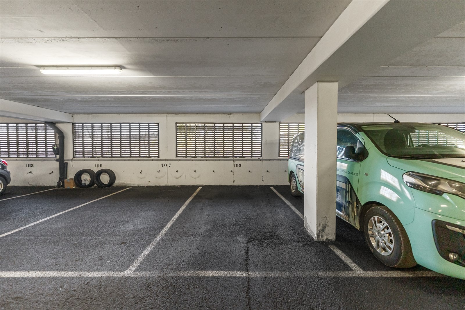 Garasjeplass i oppvarmet garasjeanlegg med mulighet for elbillader Galleribilde