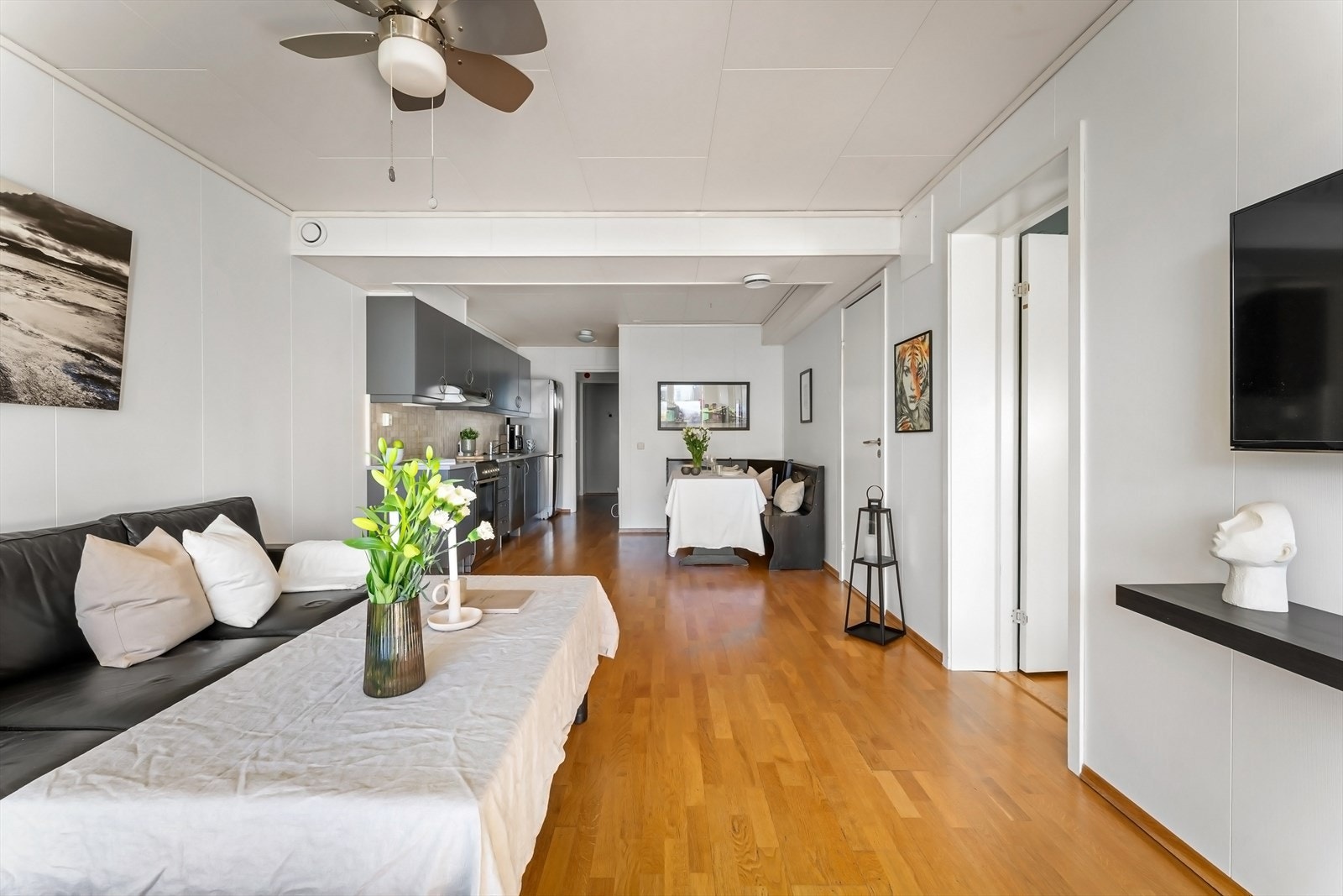 Lys og luftig stue/spisestue med gode møbleringsmuligheter i åpen løsning mot kjøkkenet. Galleribilde