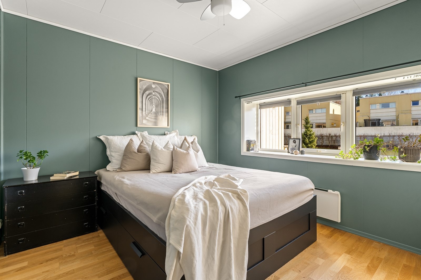 Hovedsoverommet er av god størrelse og vender ut mot rolige omgivelser. Galleribilde