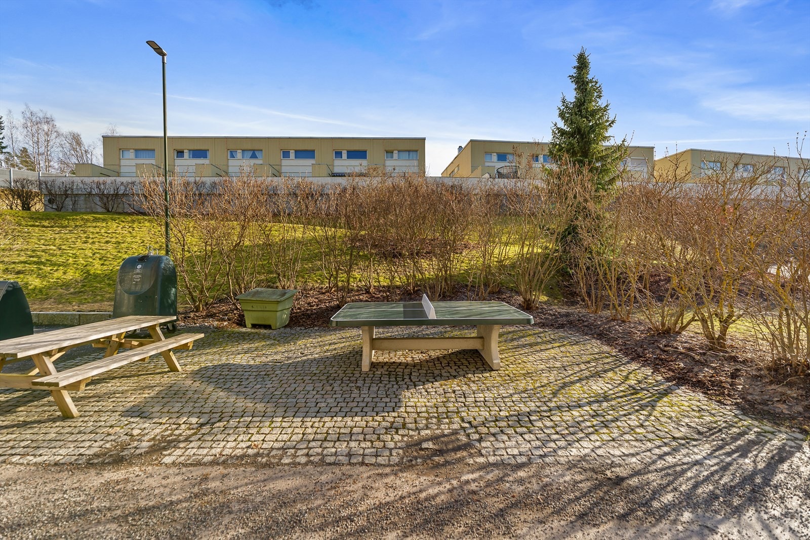 Dette er et attraktivt område for deg som ønsker en rolig hverdag med grønne omgivelser, samtidig som du har enkel tilgang til byens fasiliteter. Velkommen på visning! Galleribilde