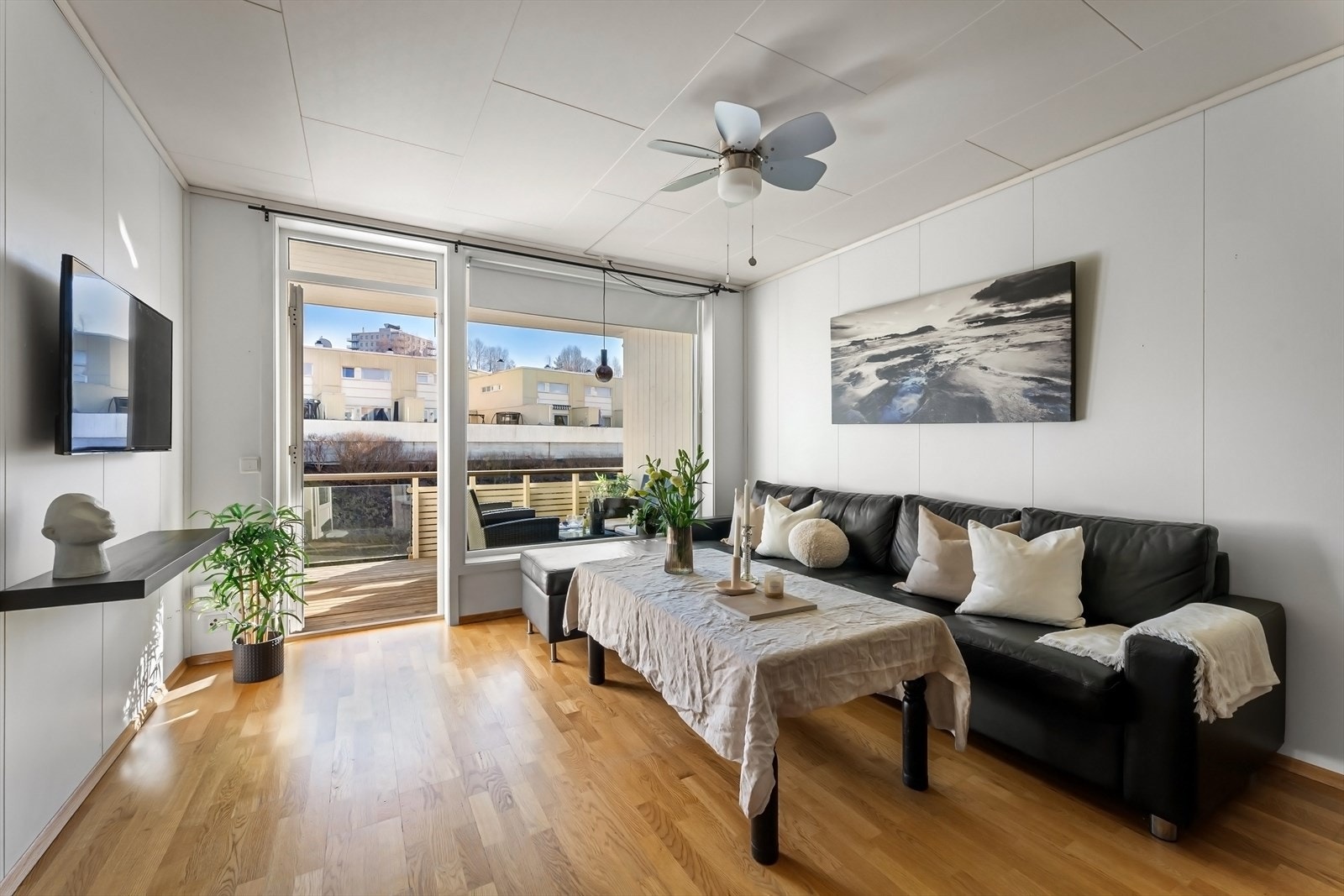 Sisilie Berg v/Nordvik Frogner har gleden av presentere Haugerudhagan 82. En innbydende og gjennomgående 3-roms leilighet med solrik balkong, heis og garasjeplass, beliggende attraktivt til i en rolig og lite trafikkert blindvei på Haugerud.
Foto:Zovenfra Galleribilde