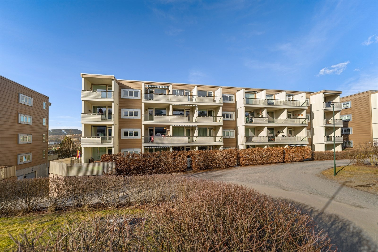 Fasade. I tillegg disponerer leiligheten en ekstern bod i samme etasje som leiligheten på ca. 4 m². Galleribilde