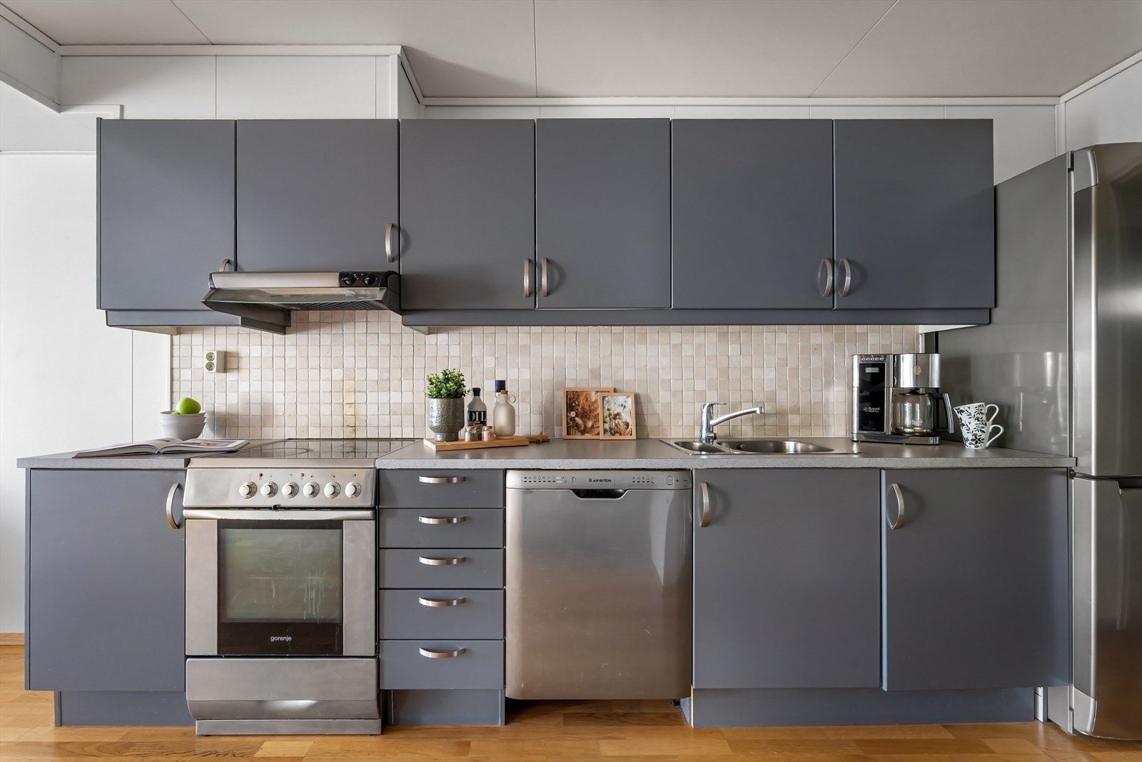 Kjøkkenet har slitesterk laminat benkeplate med nedfelt kum i rustfritt stål, samt ventilator tilkoblet ventilasjonsanlegg for godt inneklima. Galleribilde