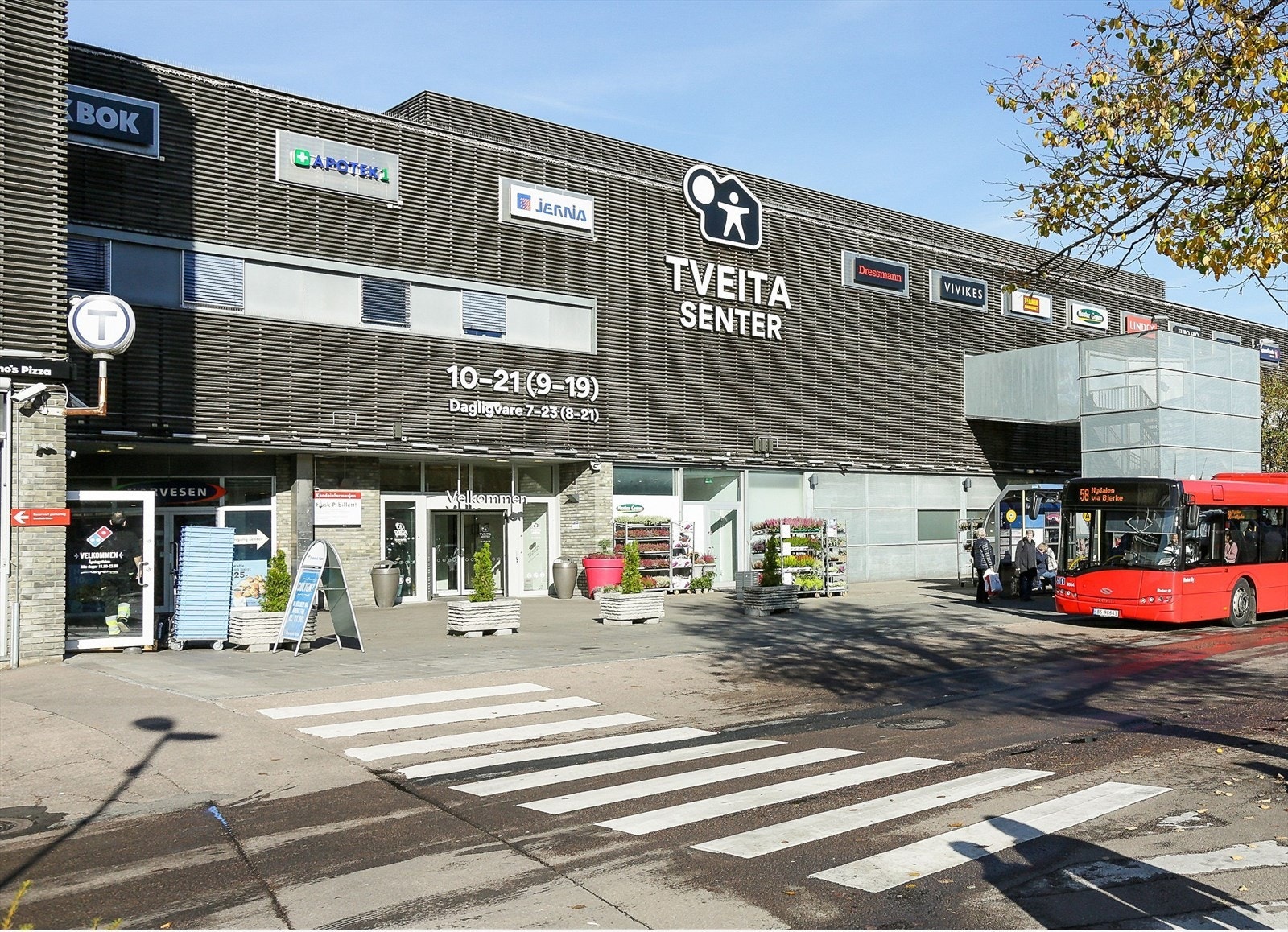 Tveita senter ligger kun 10 minutter unna og byr på butikker og servicetilbud. Kort gangavstand til Haugerud senter med treningssenter, restaurant, kafé, matbutikk, frisør, apotek, lege, T-bane linje 2 og drosjeholdeplass. Galleribilde