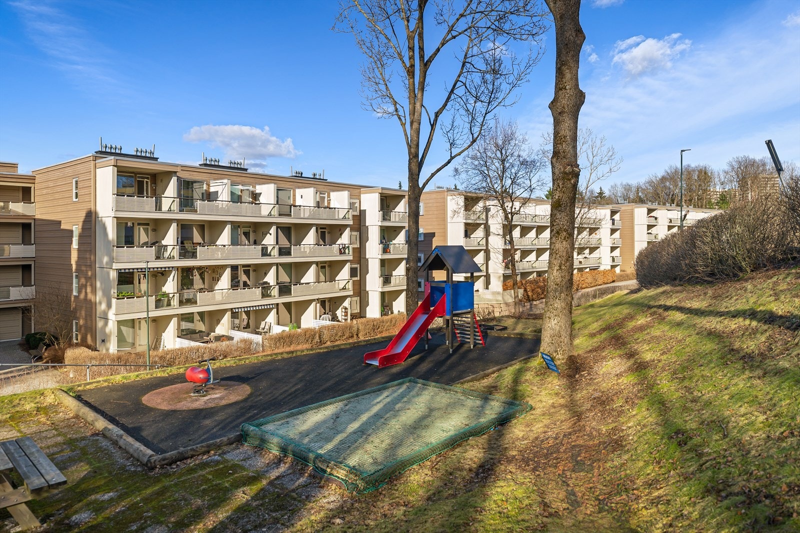 Boligen ligger i et stille og populært boligområde uten gjennomgangstrafikk, med nærhet til skoler, flere barnehager, marka samt et rikt utvalg av fasiliteter og servicetilbud. Galleribilde