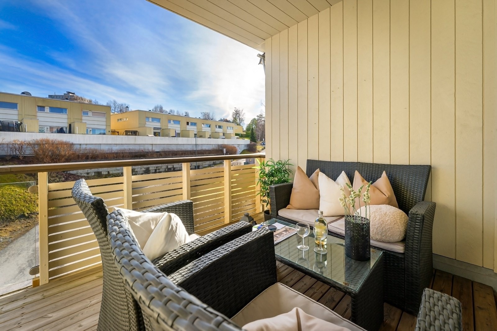 Romslig balkong med plass til både utemøbler og grill. Galleribilde