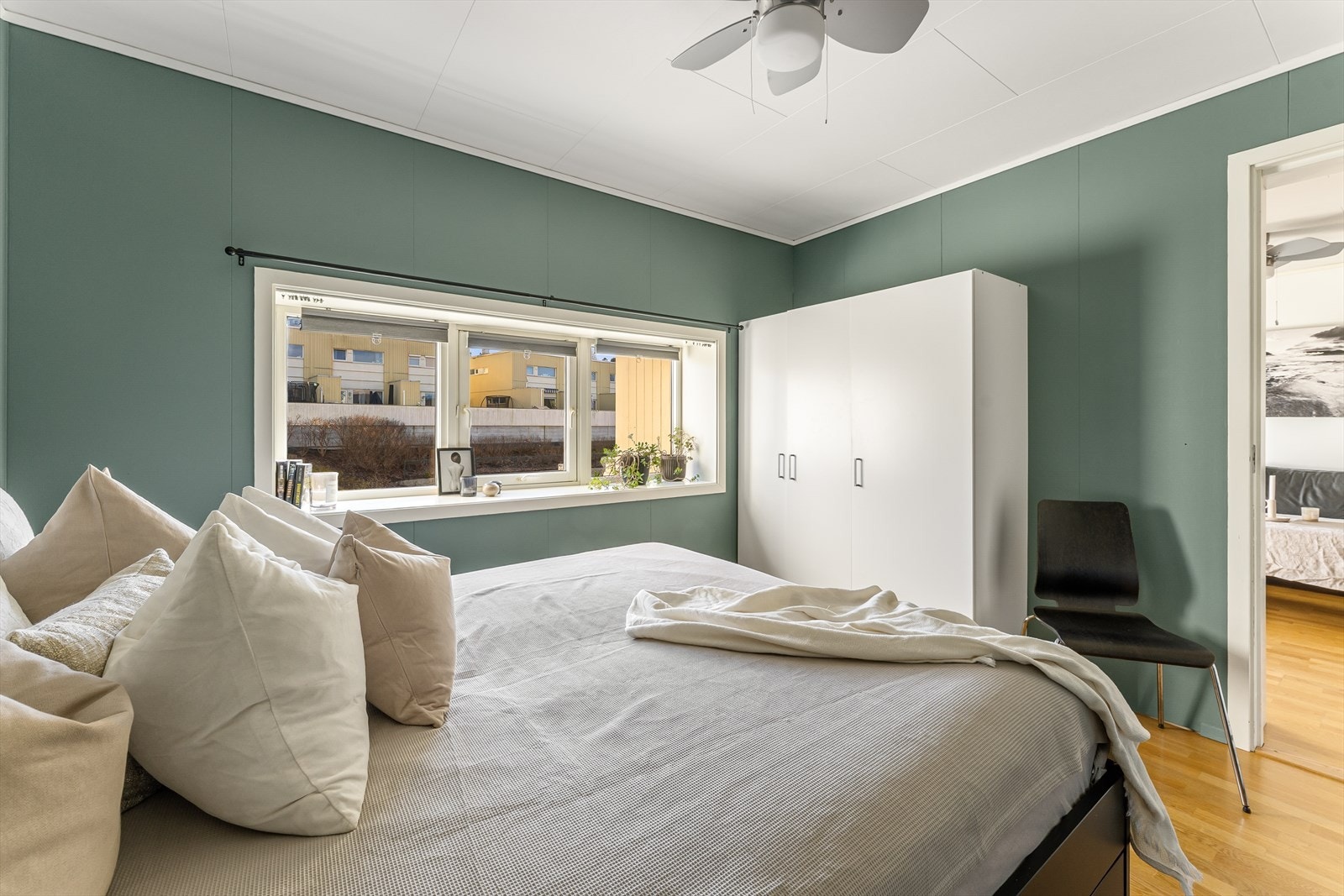 Rommet er innredet med et stort garderobeskap, med ellers god plass til dobbeltseng, nattbord eller annen ønsket møblering. Galleribilde