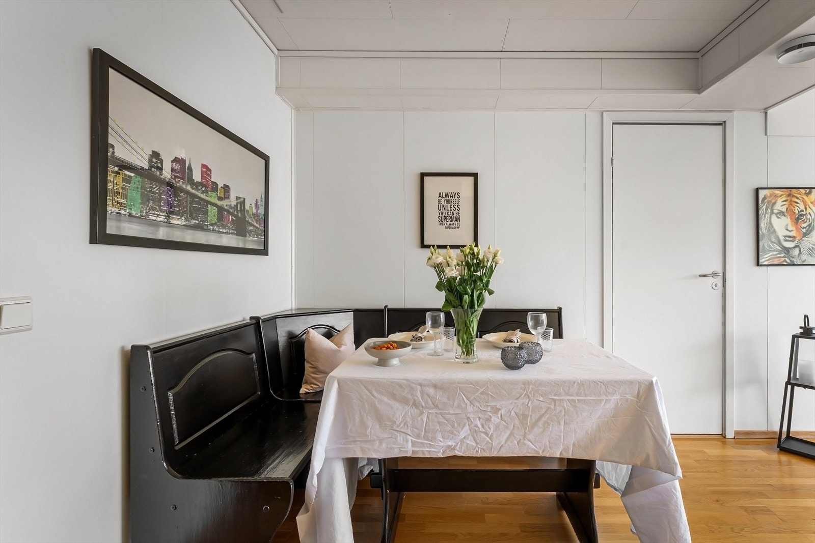 Her er det god plass til sofagruppe med tilhørende møblement, stort spisebord e.l. Galleribilde