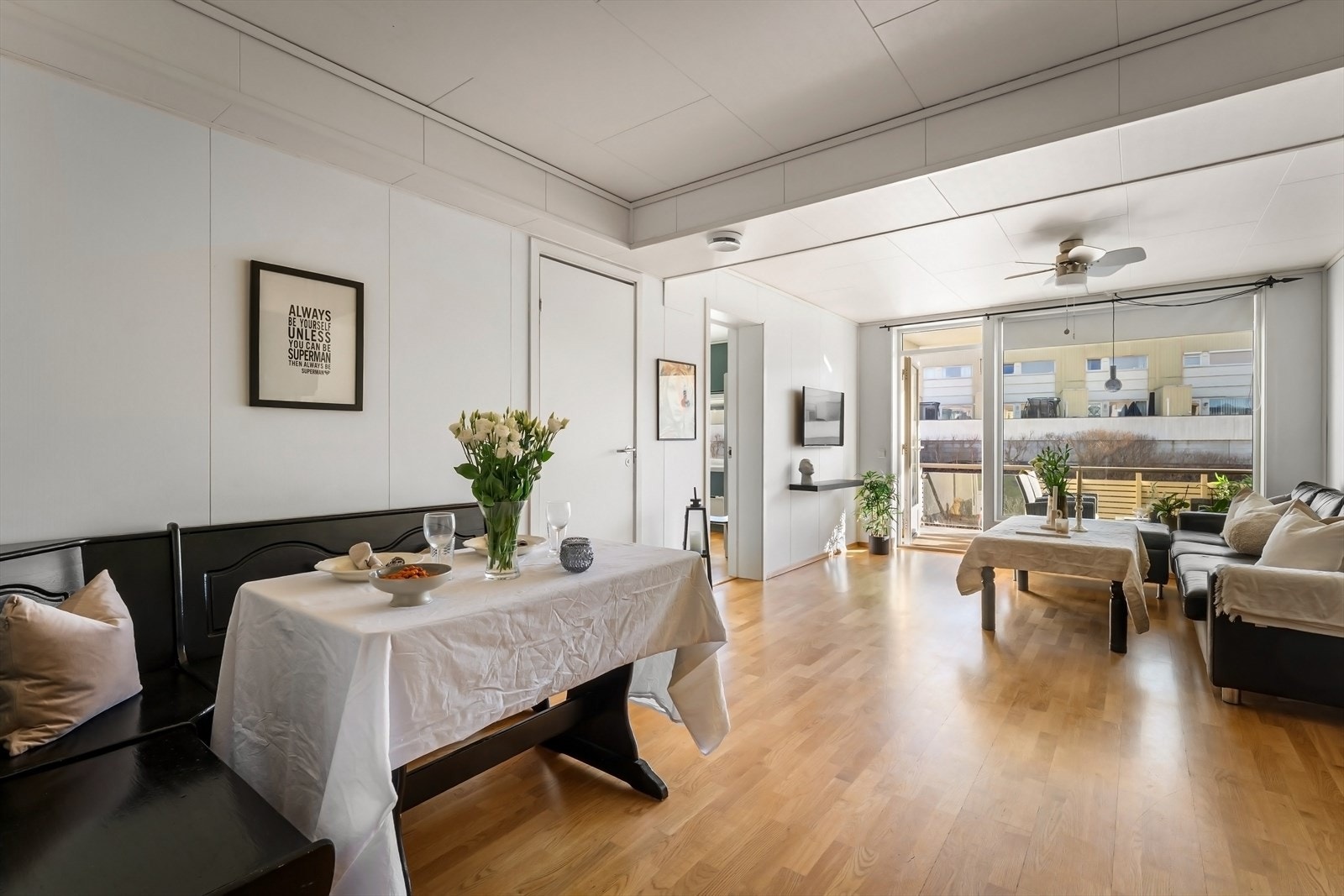 Store vindusflater som sikrer godt lysinnslipp og skaper en luftig atmosfære. Galleribilde