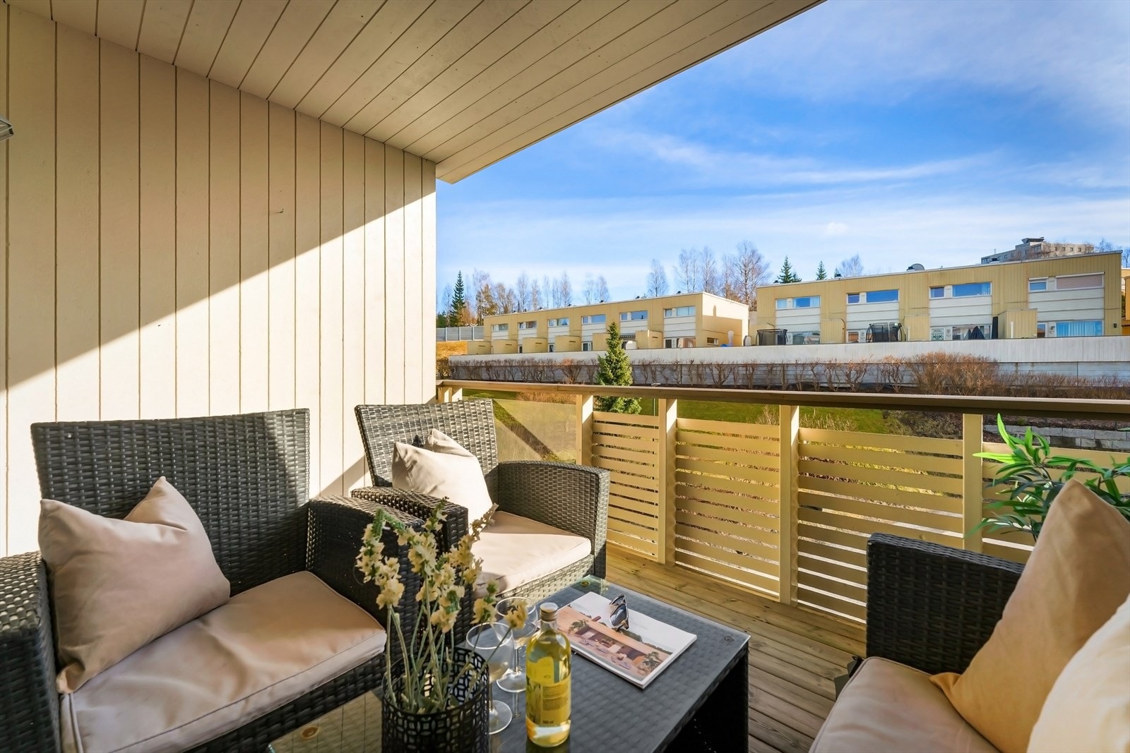 Fra stuen er det utgang til en skjermet, sydvendt balkong på 8 kvm som vender ut mot grønne og rolige omgivelser. Galleribilde